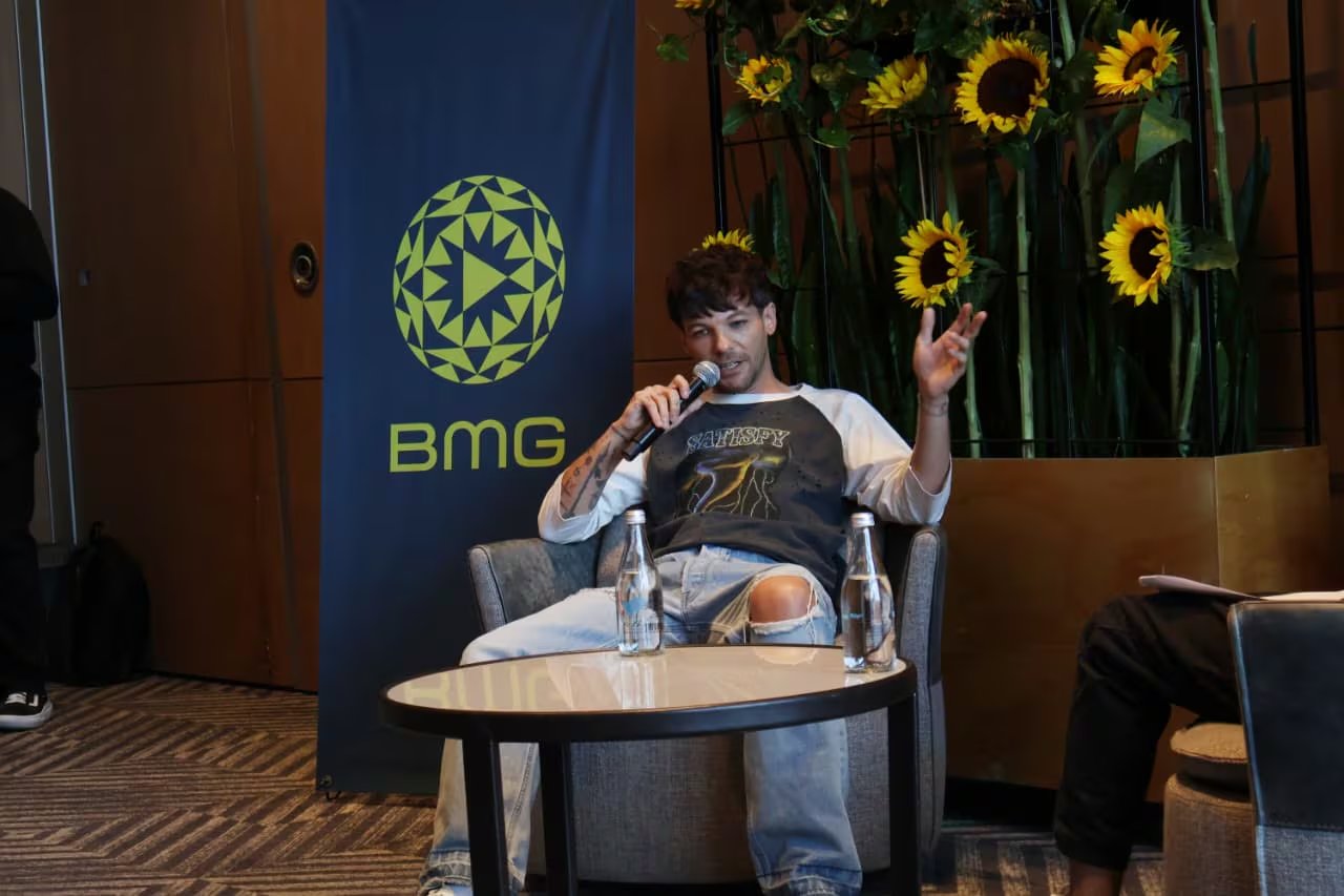 El cantante Louis Tomlinson interactúa con la prensa en un evento organizado por BMG, compartiendo novedades sobre su proyecto musical y su próxima gira. (Selene Miranda)