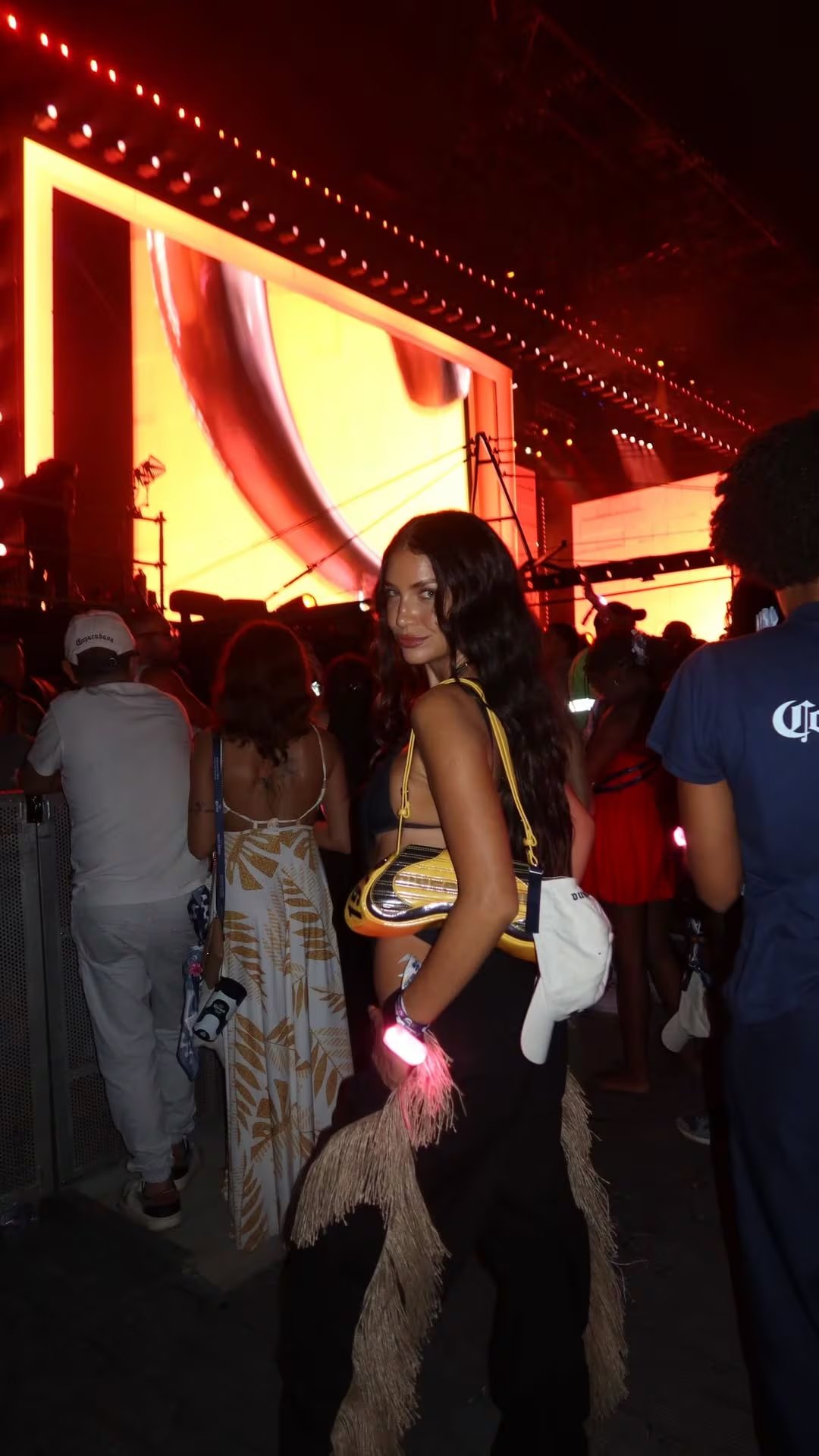 La modelo lució un look veraniego y vibró al ritmo de los éxitos de la cantante colombiana en Río