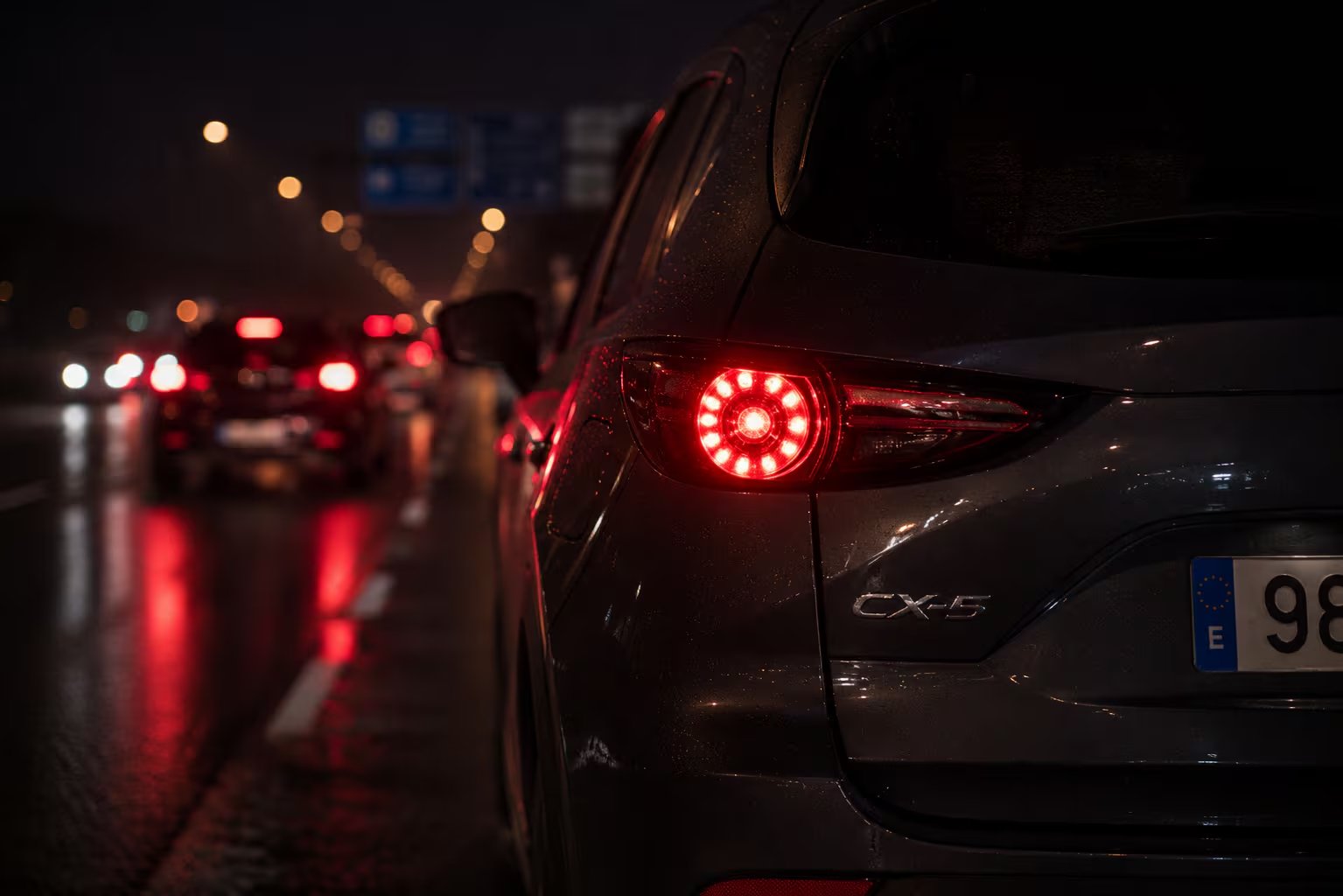 Un coche con las luces traseras encendidas (Freepik)