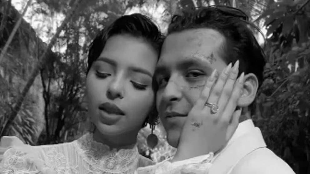 Los cantantes Christian Nodal y Ángela Aguilar aparecen juntos en una fotografía en blanco y negro, oficializando su relación romántica. (Instagram)