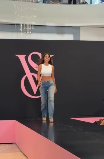 La modelo peruana desfiló el 22 de mayo en un mall de Miami como parte del proceso para el show 2026.