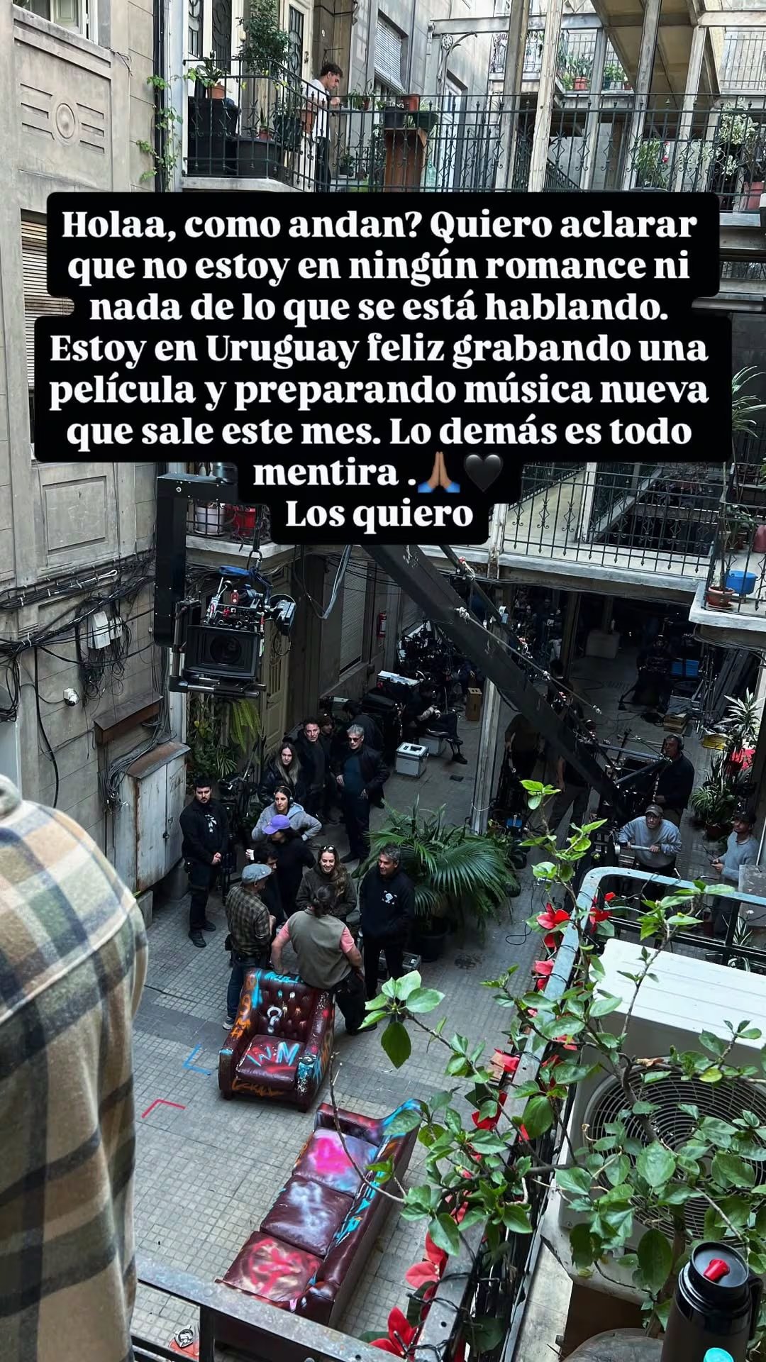 Agustín Bernasconi publica una historia de Instagram desde un set de filmación en Uruguay, donde desmiente los rumores sobre su romance con Wanda Nara y anuncia nuevos proyectos musicales.