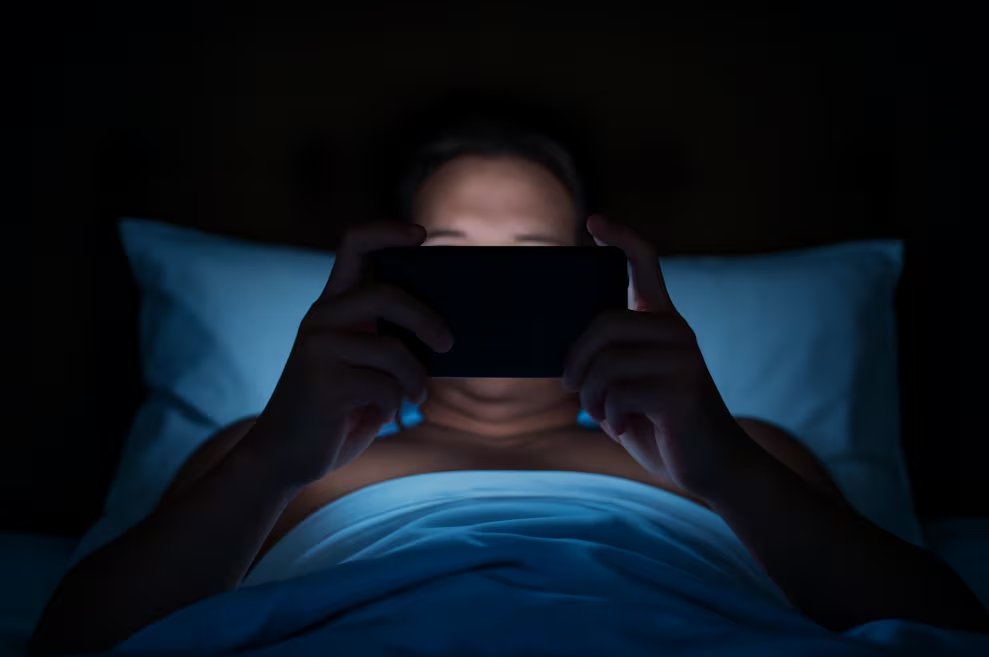 La exposición a luz azul de dispositivos digitales en 24 horas equivale a menos de un minuto de luz solar directa (Imagen Ilustrativa Infobae)