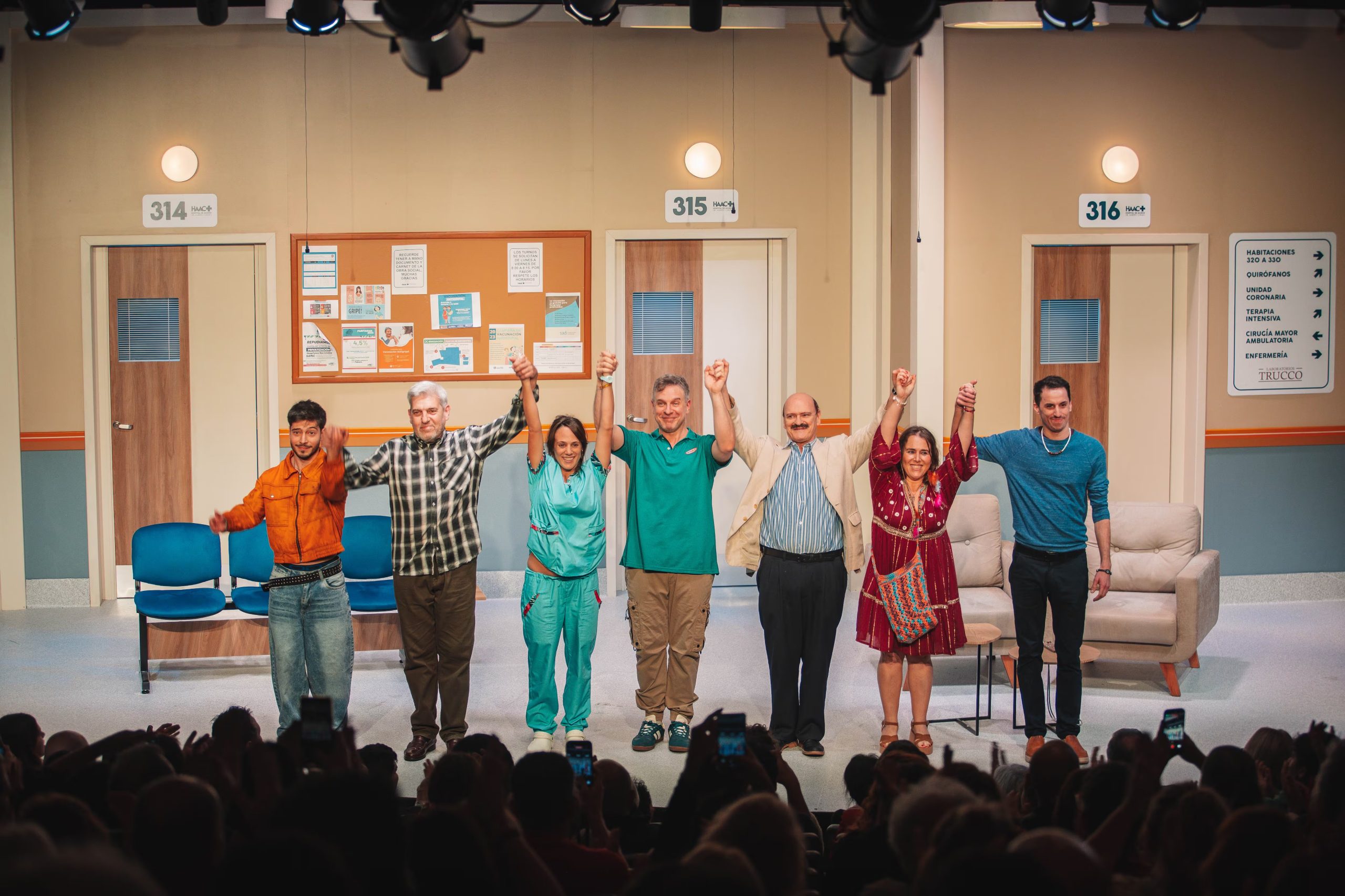 Además de Malena Guinzburg, al elenco de Casual lo compone Carlos Belloso, Diego Gentile, Mica Lapegüe, Claudio Martínez Bel, Julián Ponce Campos y Lucas Wainraich