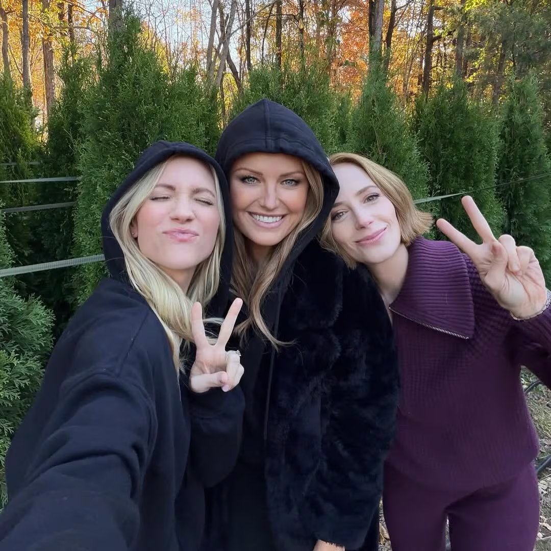 El elenco encabezado por Malin Akerman y Brittany Snow fortalece la química en pantalla con escenas de alto voltaje emocional. (Instagram /thehuntingwives)