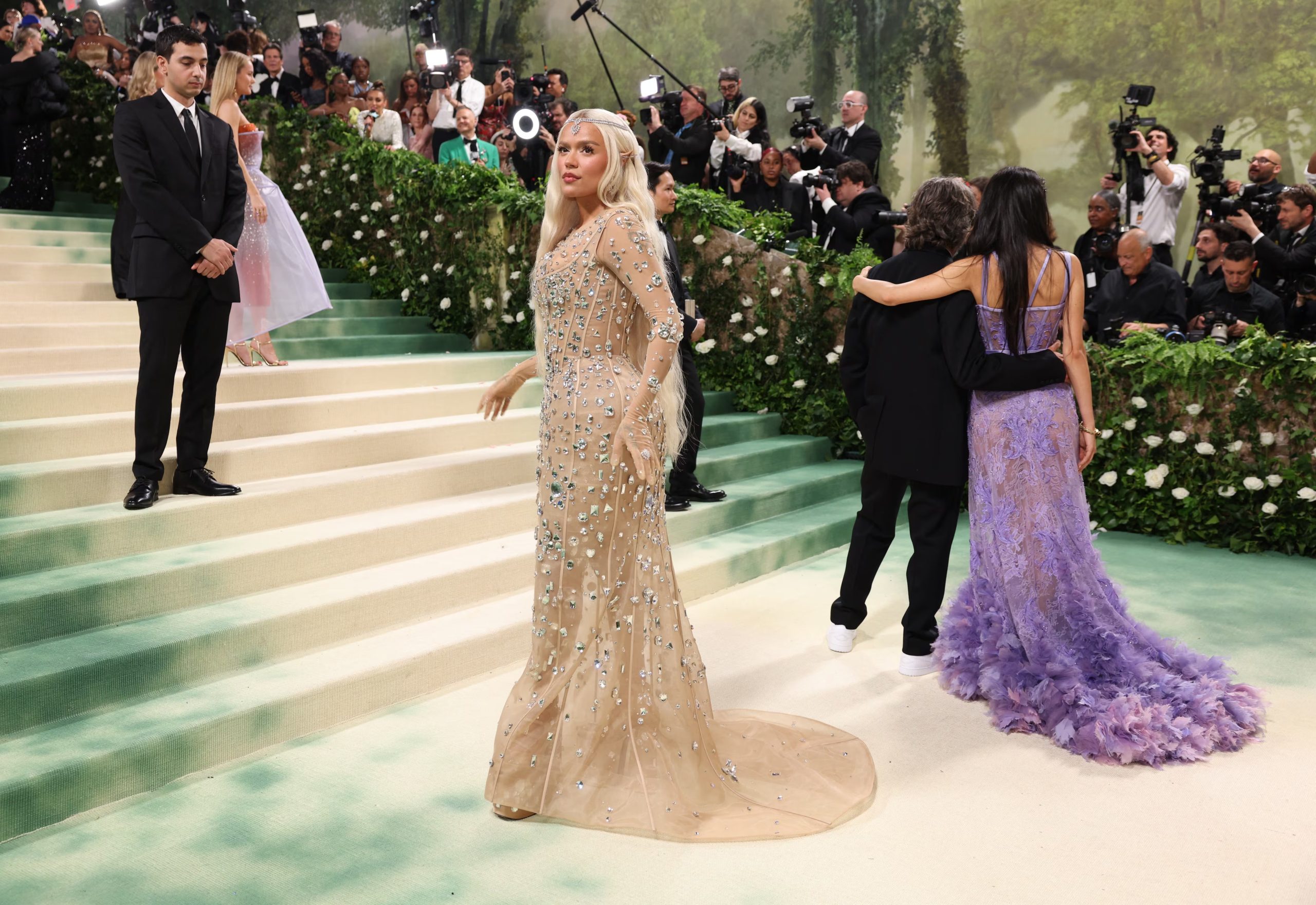 Karol G debutó en la Met Gala 2024 con un vestido de Marc Jacobs inspirado en el mundo de las hadas y detalles de cristales - crédito REUTERS/Andrew Kelly