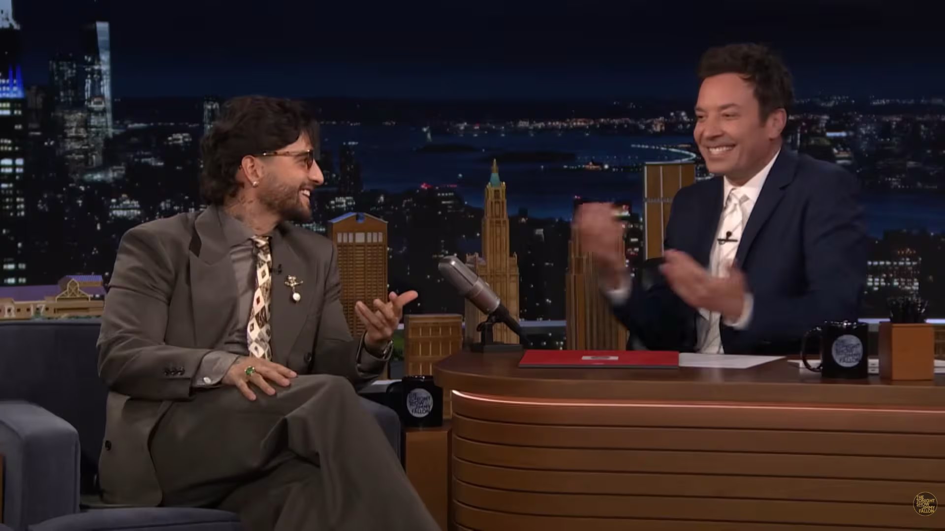 El artista contó que 'Loco x Volver' representa un regreso a su esencia y un tributo a su infancia, su familia y su tierra natal - crédito captura de pantalla el Show de Jimmy Fallon