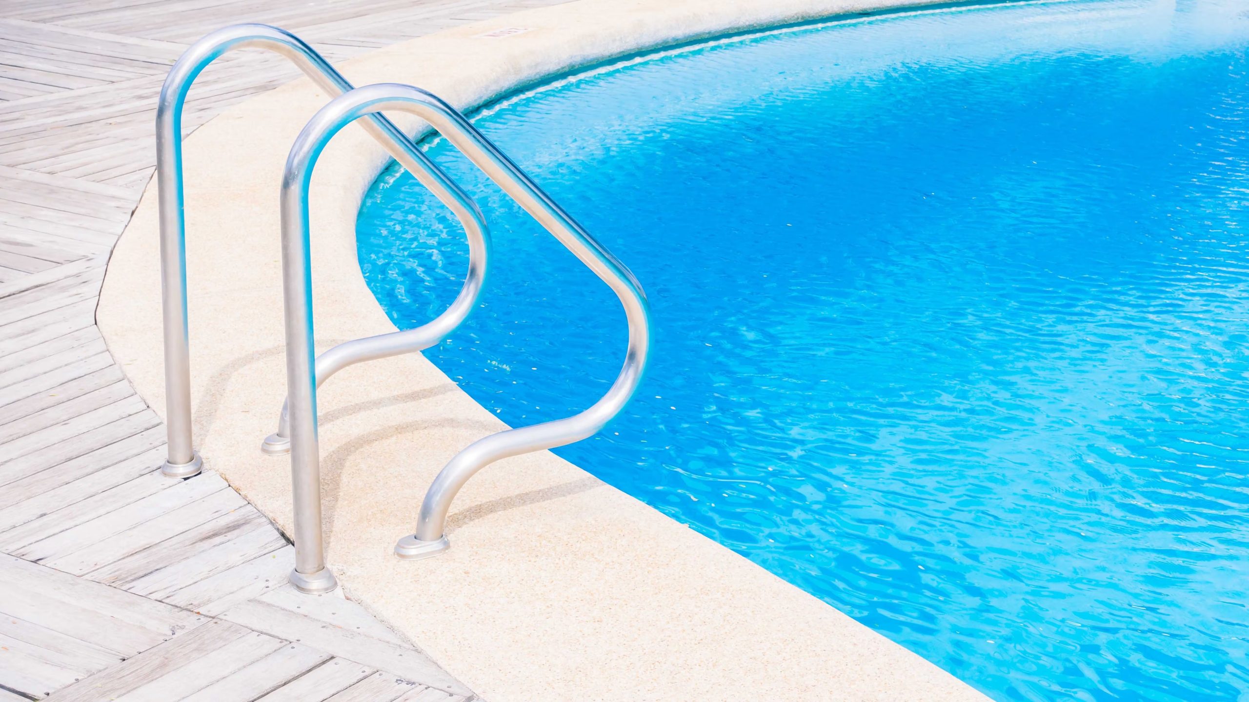 La sentencia obliga a la empresa a entregar una nueva piscina o abonar el valor actualizado si la reconstrucción resulta inviable, según dispuso el tribunal civil platense. (Foto de archivo)