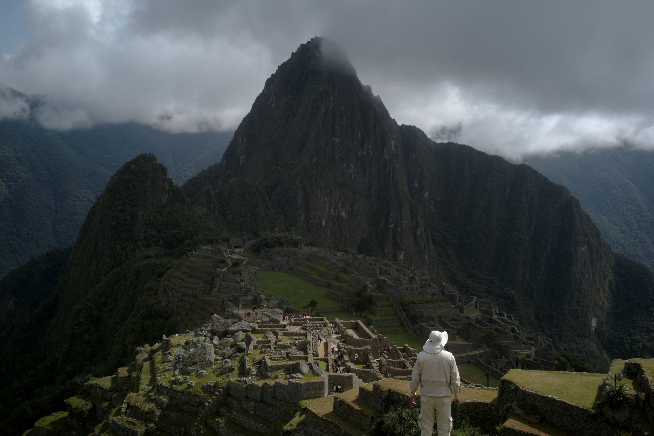 Un hombre de pie cerca de las ruinas incas de Machu Picchu, un imán para el turismo, cuyo acceso está siendo limitado por las protestas locales contra el aumento de los precios en medio de una oleada mundial provocada más recientemente por la invasión rusa de Ucrania, a las afueras de Cuzco, Perú 18 de abril 2022. Foto tomada el 18 de abril de 2022. REUTERS/Alessandro Cinque