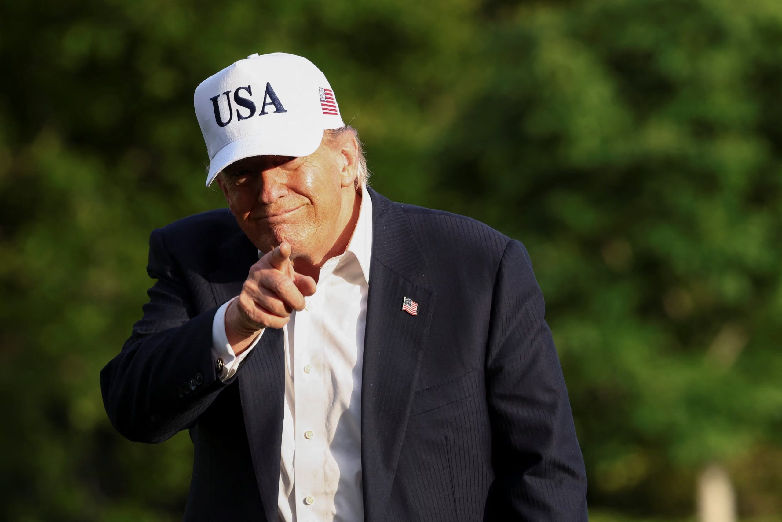 El presidente estadounidense Donald Trump gesticula al regresar a la Casa Blanca tras su viaje a China, en Washington, D.C., EE. UU., el 15 de mayo de 2026 (REUTERS/Kevin Lamarque)