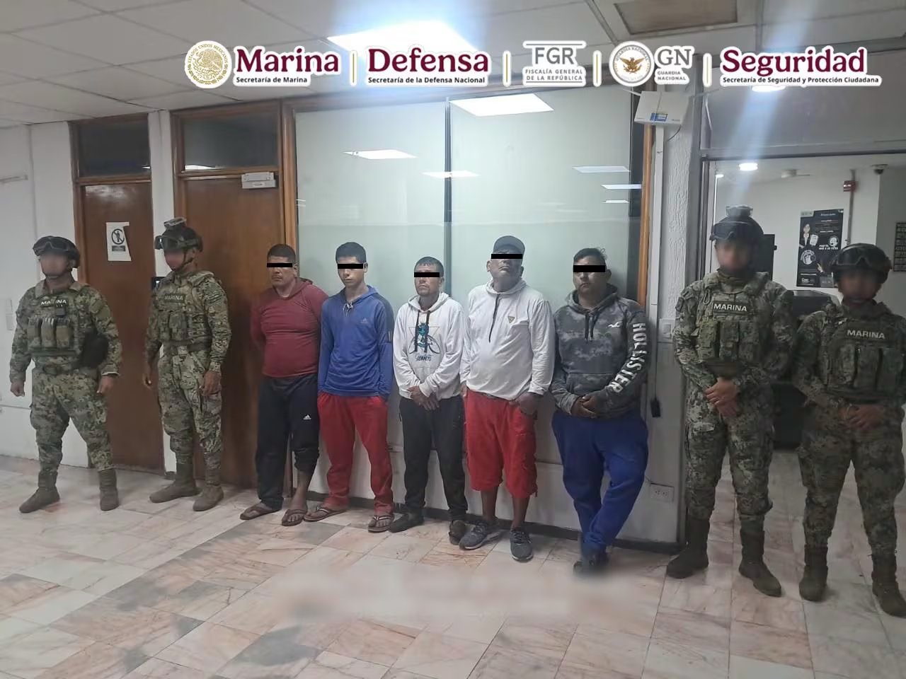 Los cinco detenidos que transportaban la droga en una embarcación.
Foto: Marina