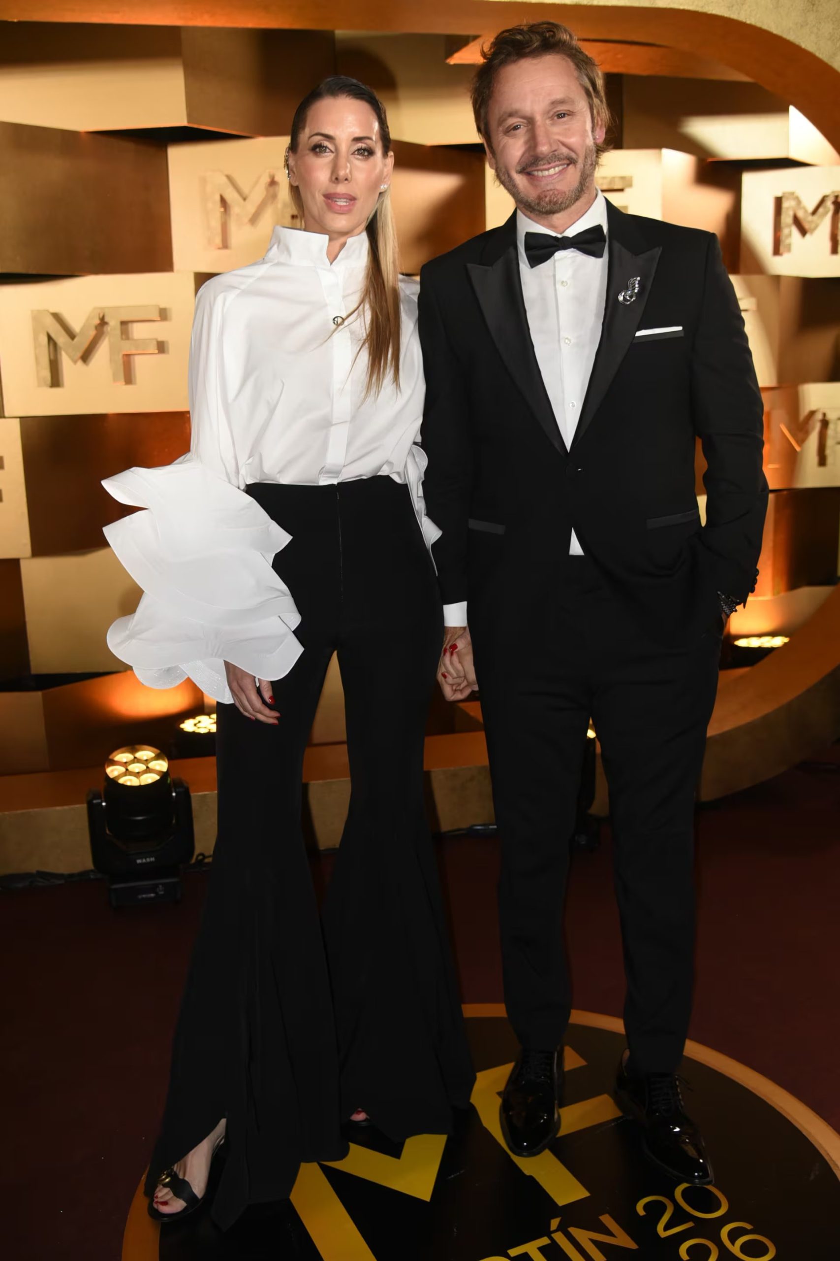 Anita Espasandín y Benjamín Vicuña se presentaron juntos con looks monocromáticos en la alfombra roja
