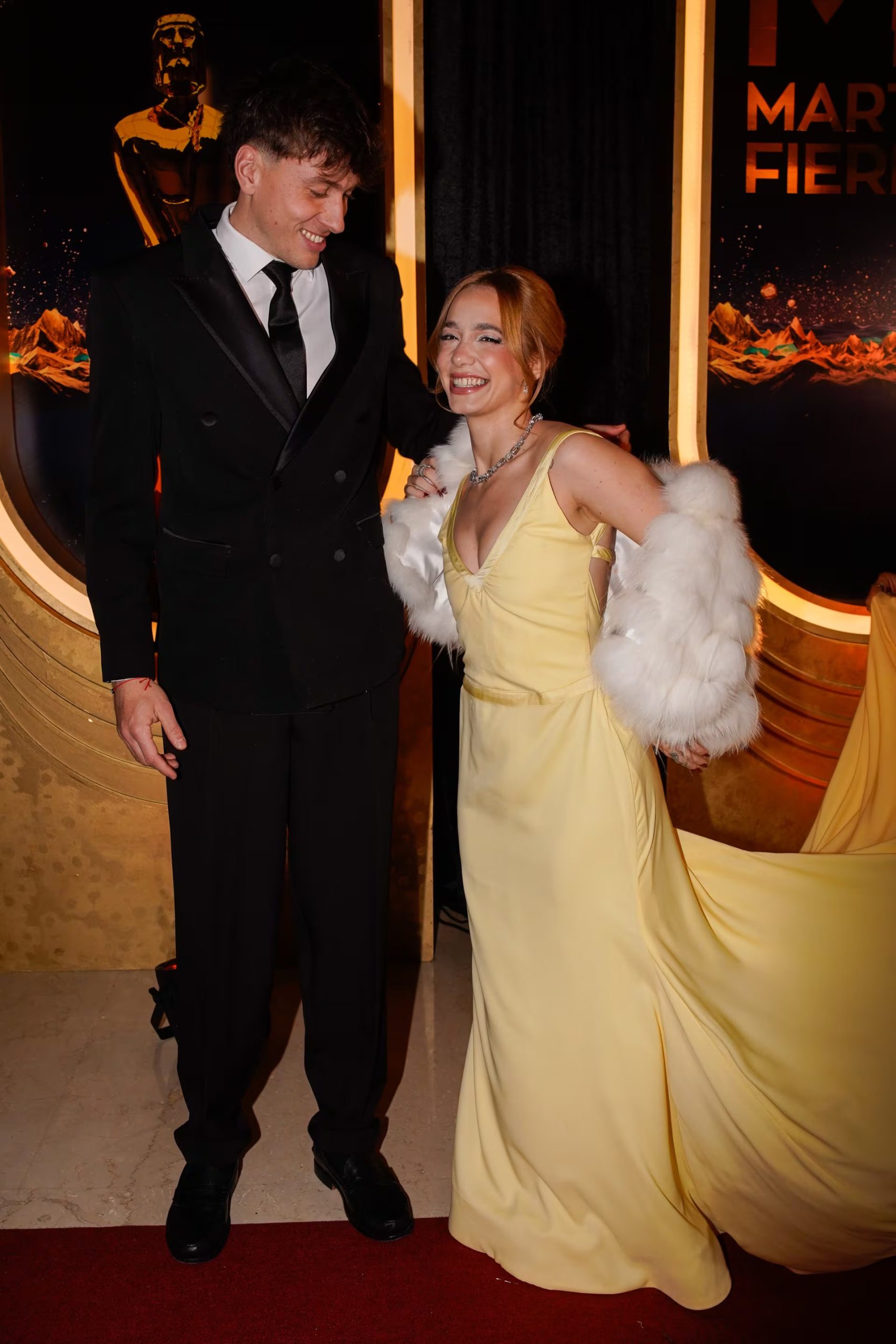Marcos Giles y Ángela Torres compartieron complicidad y contrastes de color en la alfombra roja 