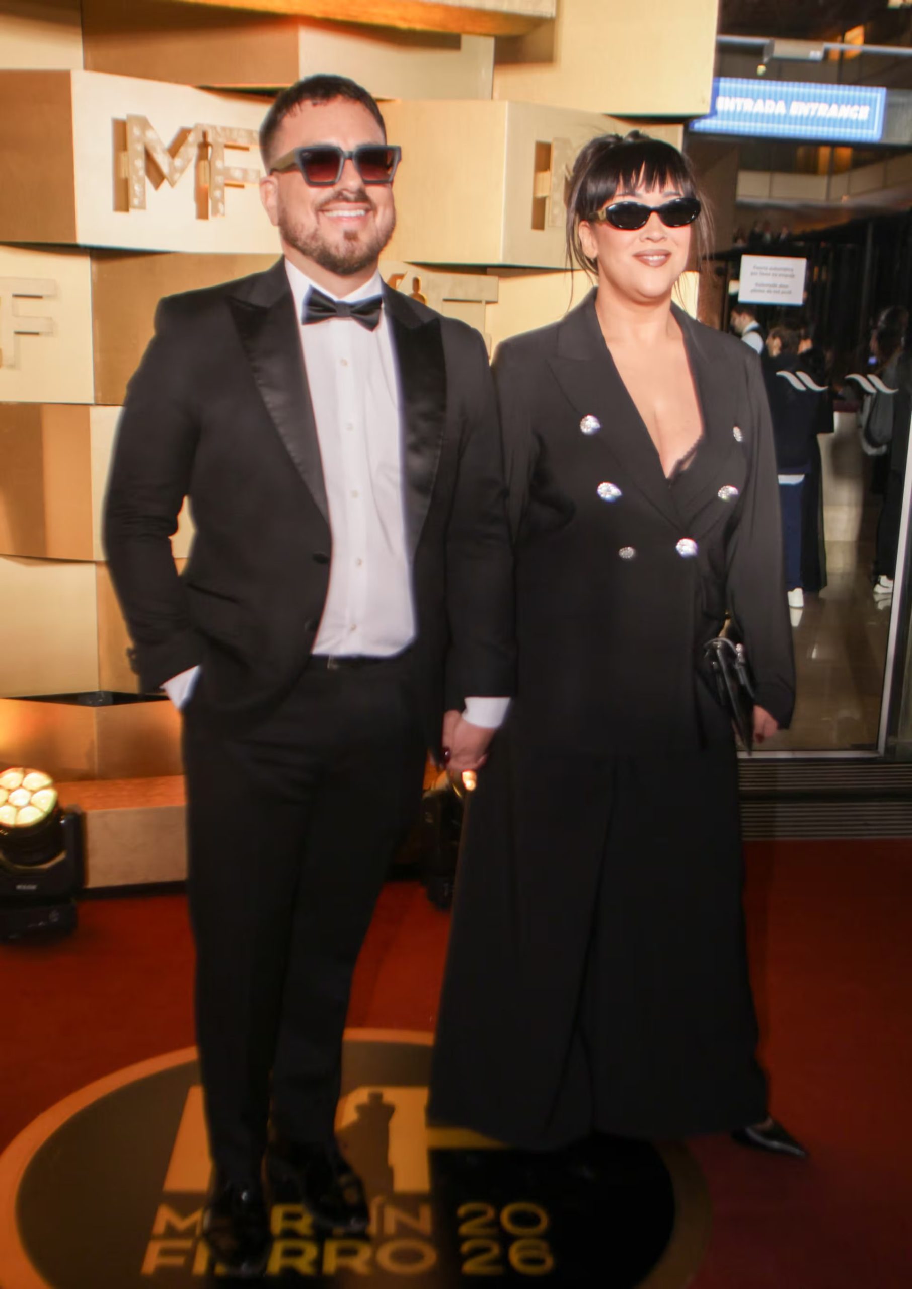 Federico Bal y Evelyn Botto coincidieron en looks negros y gafas oscuras para la alfombra roja