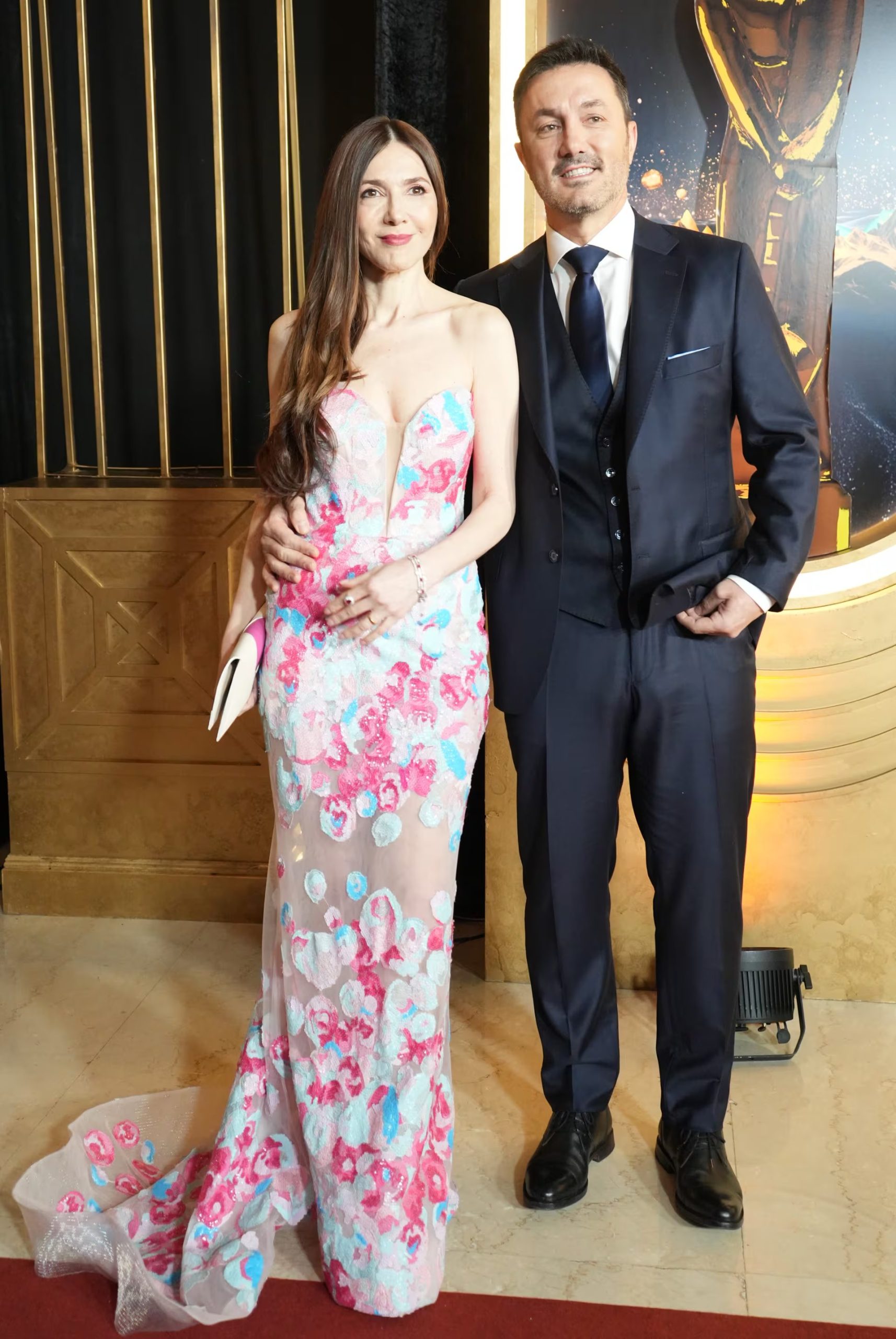 Cristina Pérez y Luis Petri desfilaron tomados de la mano; ella con un vestido bordado en tonos pastel y él con traje azul oscuro