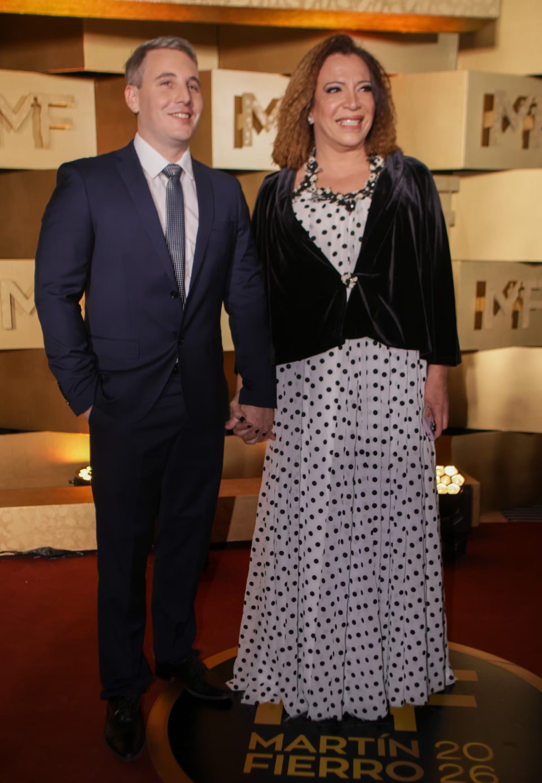 Sebastián Nebot y Lizy Tagliani se mostraron juntos en la alfombra roja con looks formales y estampado de lunares