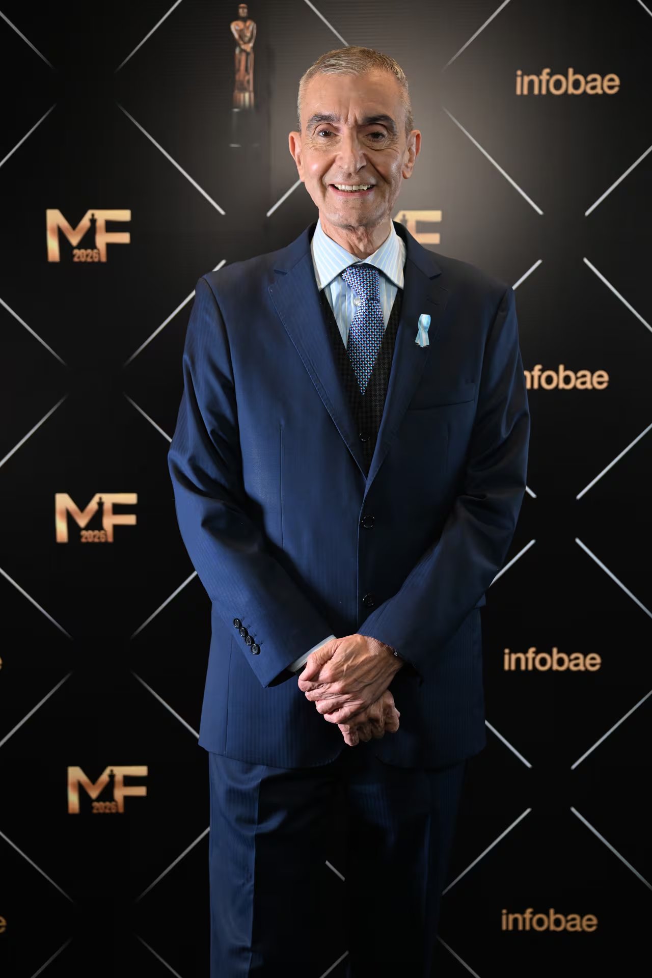 Nelson Castro eligió un traje azul y escarapela para la ceremonia 