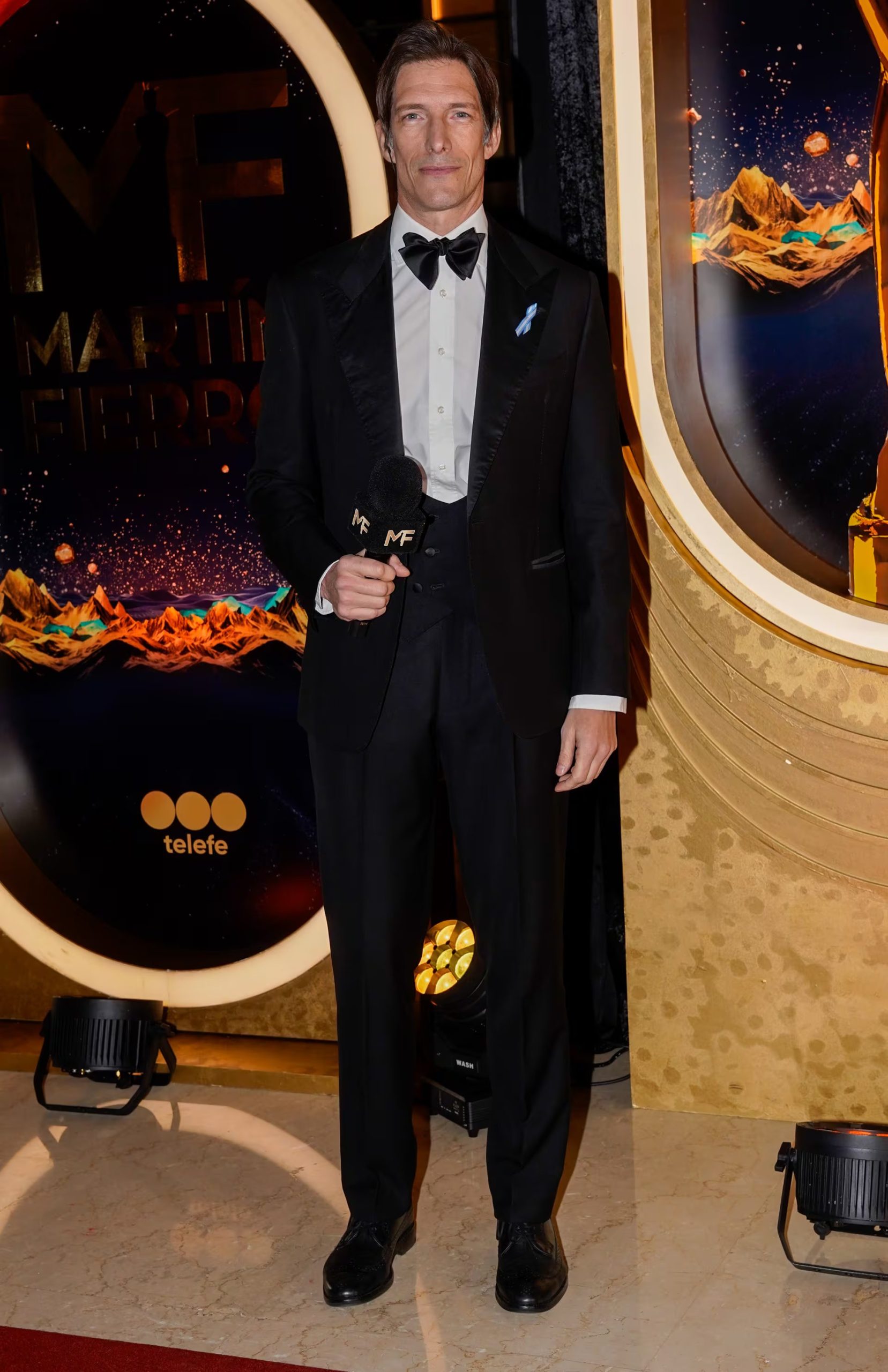 Iván de Pineda eligió un esmoquin negro con moño y escarapela para su paso por la alfombra roja 