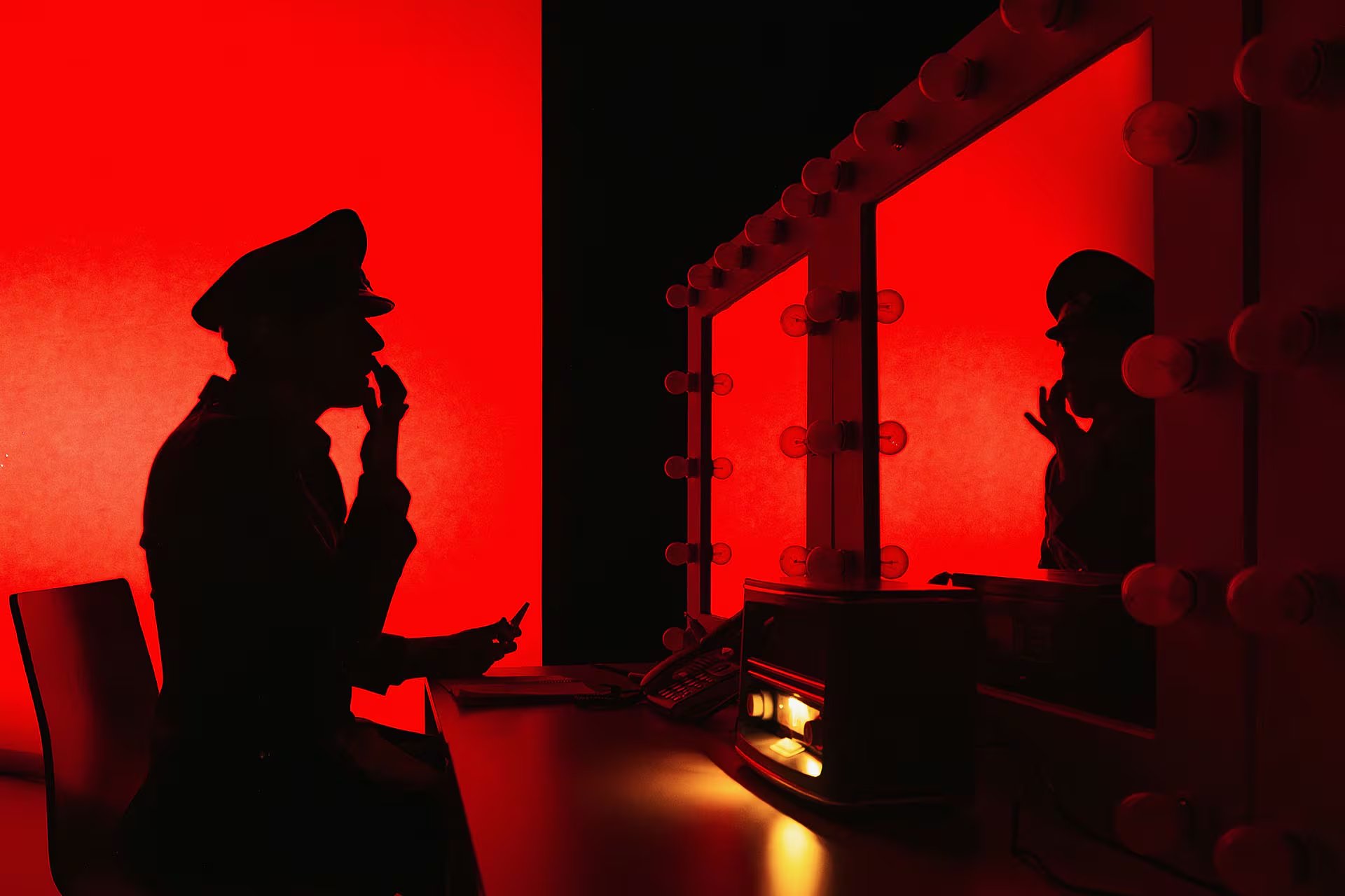 Matías Umpiérrez emplea performance, teatro de objetos, documental e investigación histórica para mostrar mecanismos sociales de exclusión y violencia