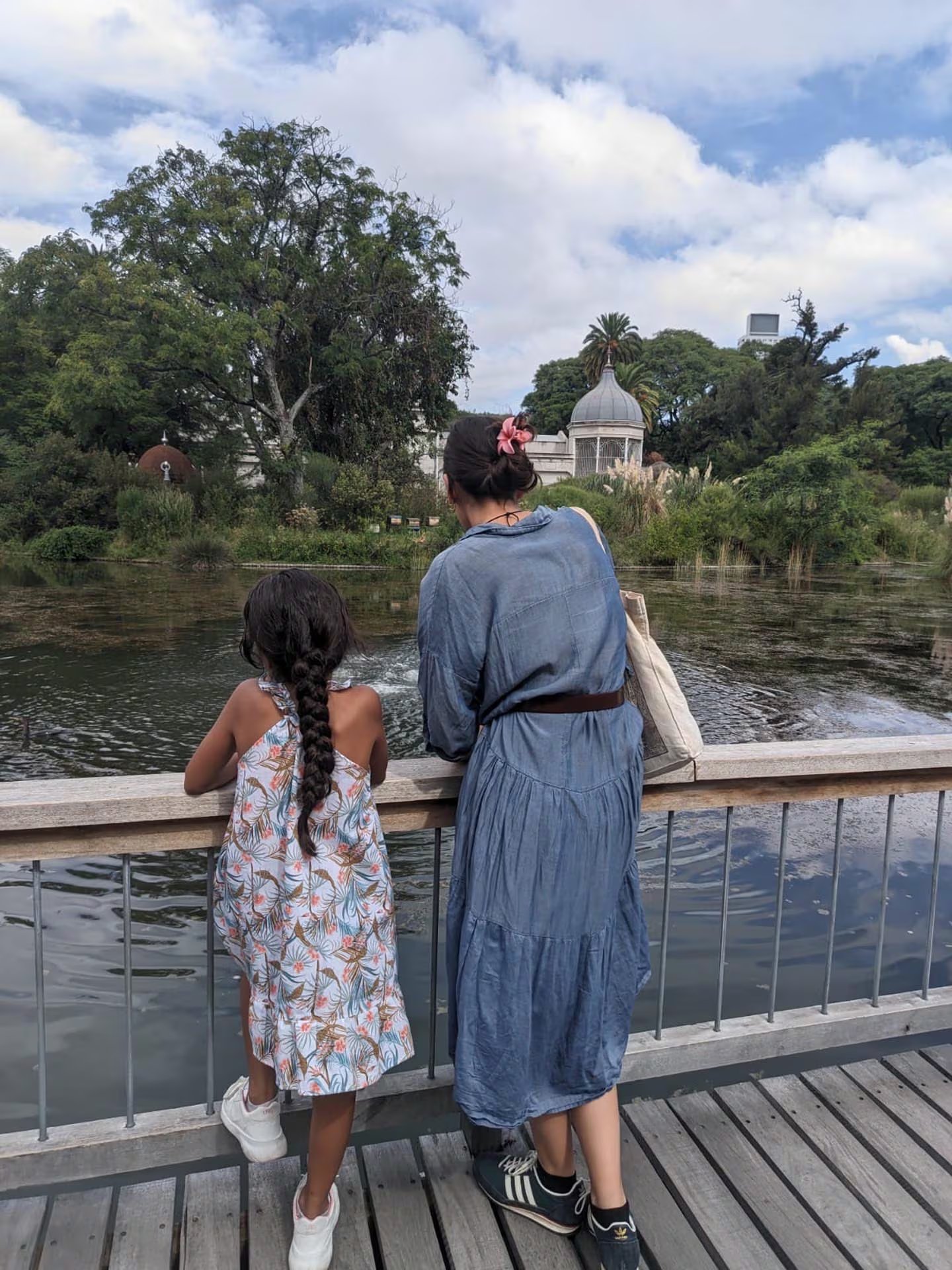Lupe con una de las niñas del hogar en el Ecoparque.
