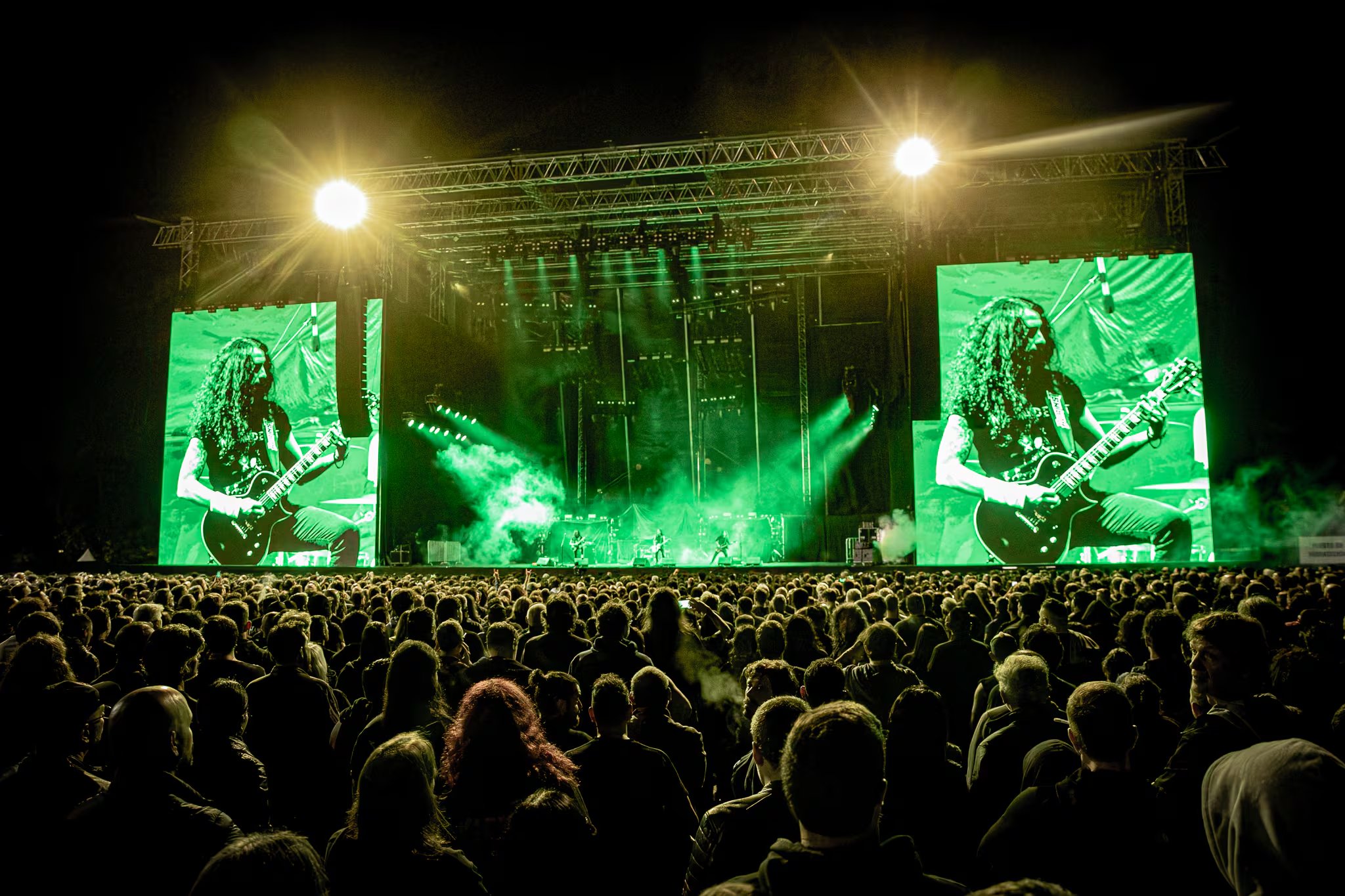 Cientos de personas disfrutan de Against, mientras esperan la salida de Megadeth al escenario 