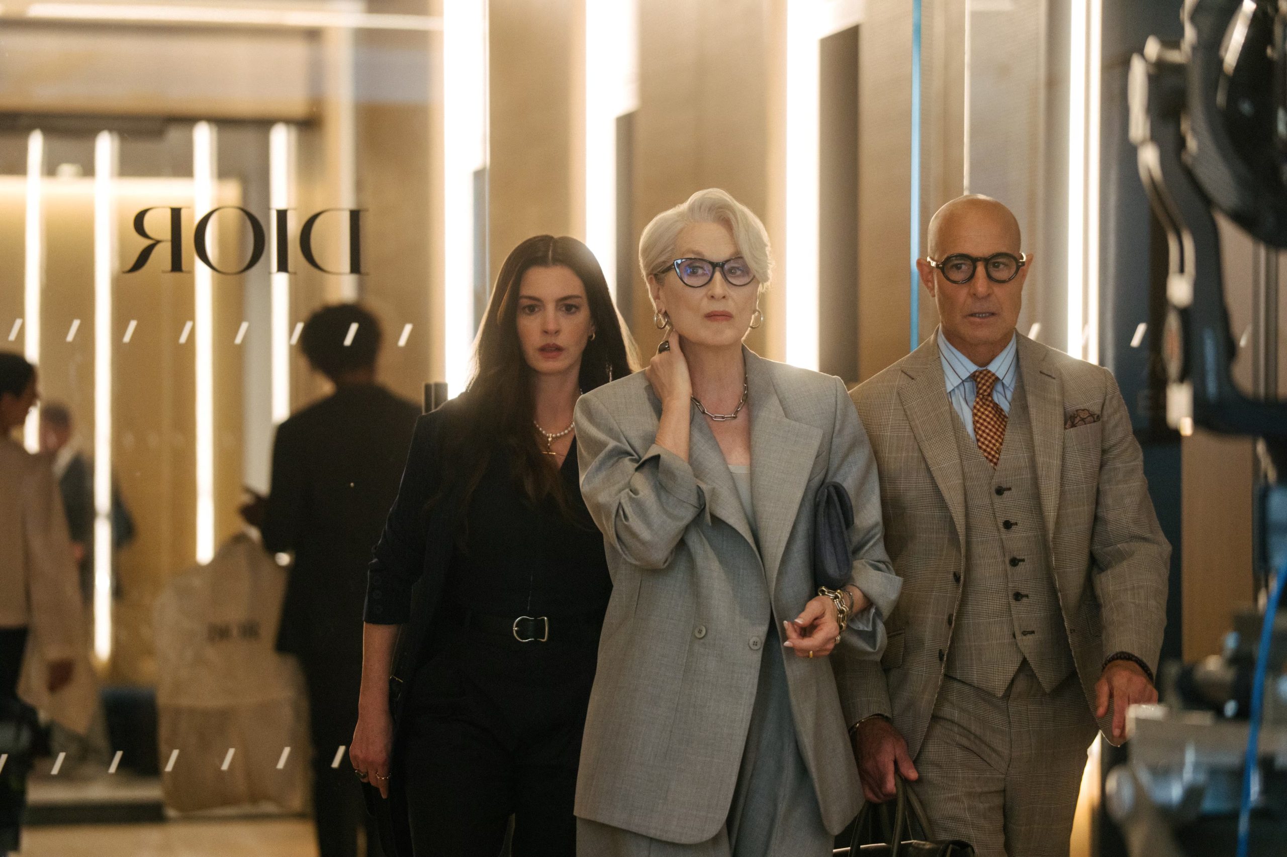 El vestuario en la película refleja los cambios de época: Miranda Priestly opta por siluetas más rectas y Andy Sachs por prendas masculinas (EFE/MACALL POLAY/20TH ENTURY STUDIOS)