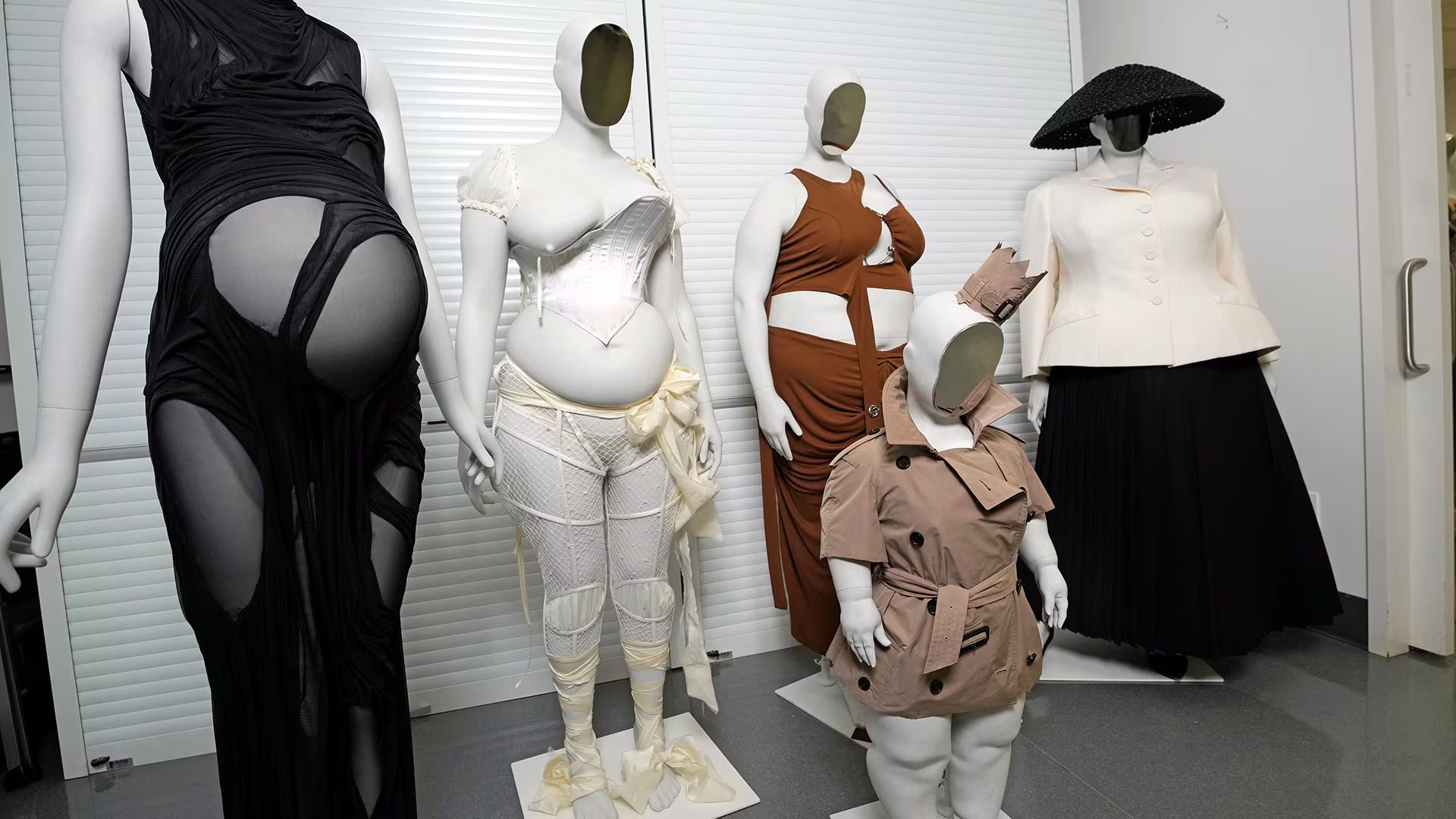 La exposición “Costume Art” introduce maniquíes diversos que reflejan distintos tipos de cuerpo. (Photo by Charles Sykes/Invision/AP)