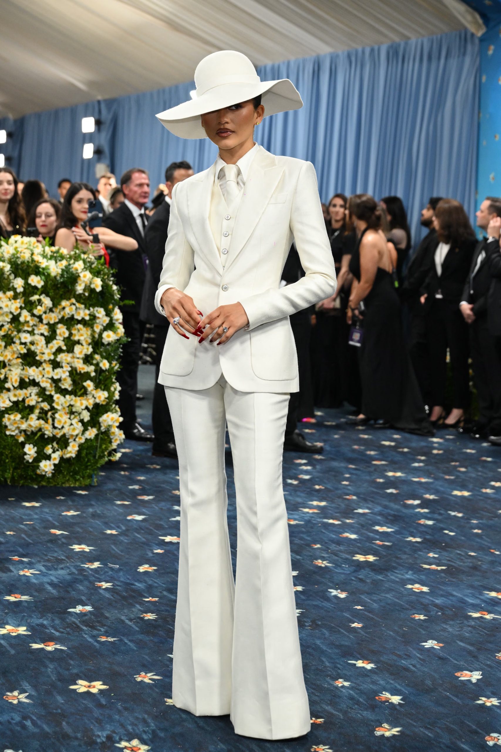 Zendaya sorprende con un traje sastre blanco y sombrero de ala ancha en la Met Gala (Photo by Angela WEISS / AFP)