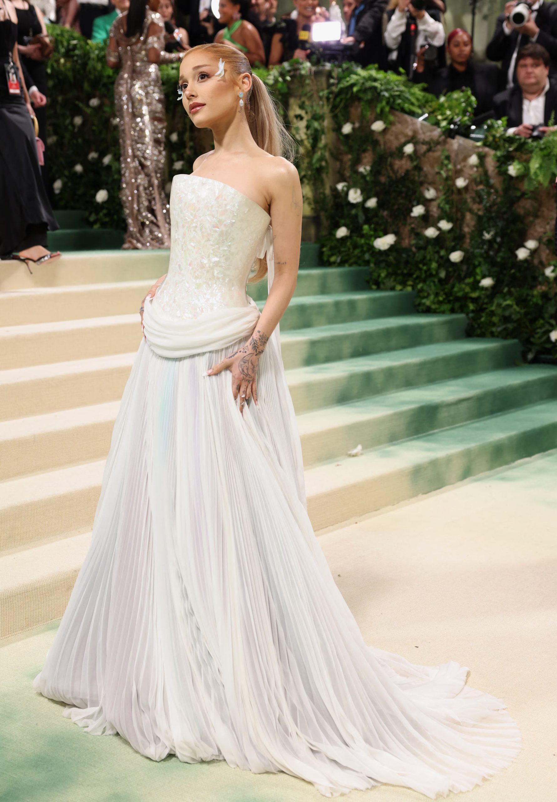 Ariana Grande celebra el blanco perla con un vestido strapless y maquillaje de mariposas en los ojos (REUTERS/Andrew Kelly)