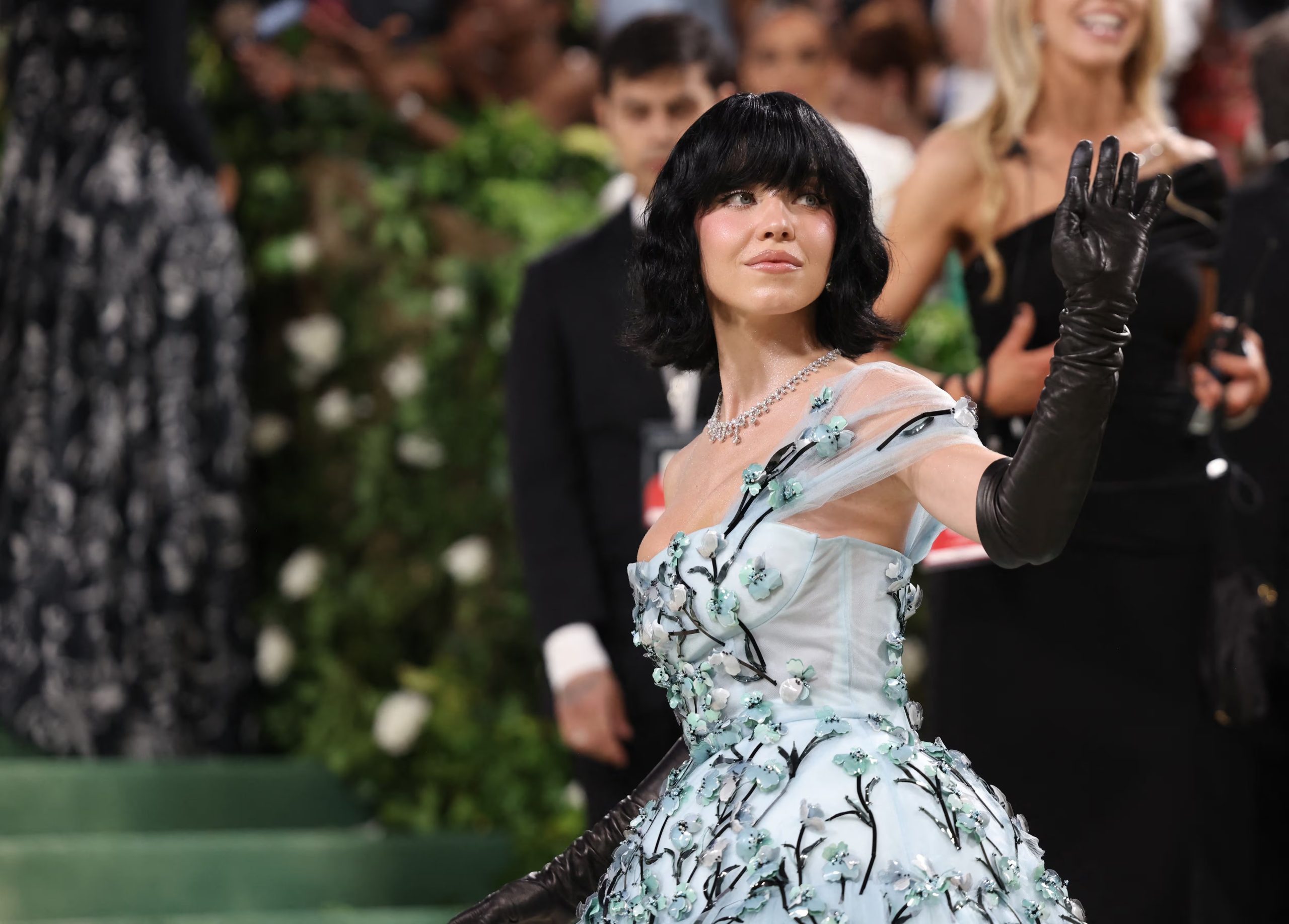 Sydney Sweeney luce un vestido celeste con flores tridimensionales y guantes negros largos (REUTERS/Andrew Kelly)