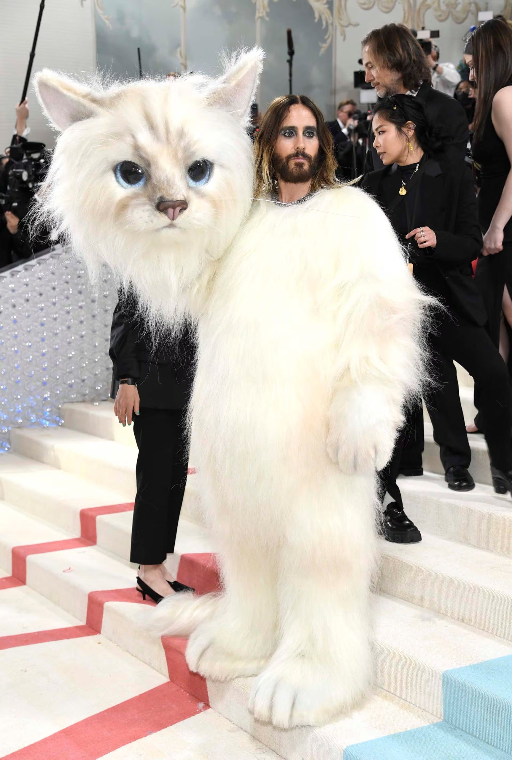 Jared Leto provoca sensación disfrazado de gato blanco con cabeza gigante de felino y maquillaje contrastante (Photo by Evan Agostini/Invision/AP)