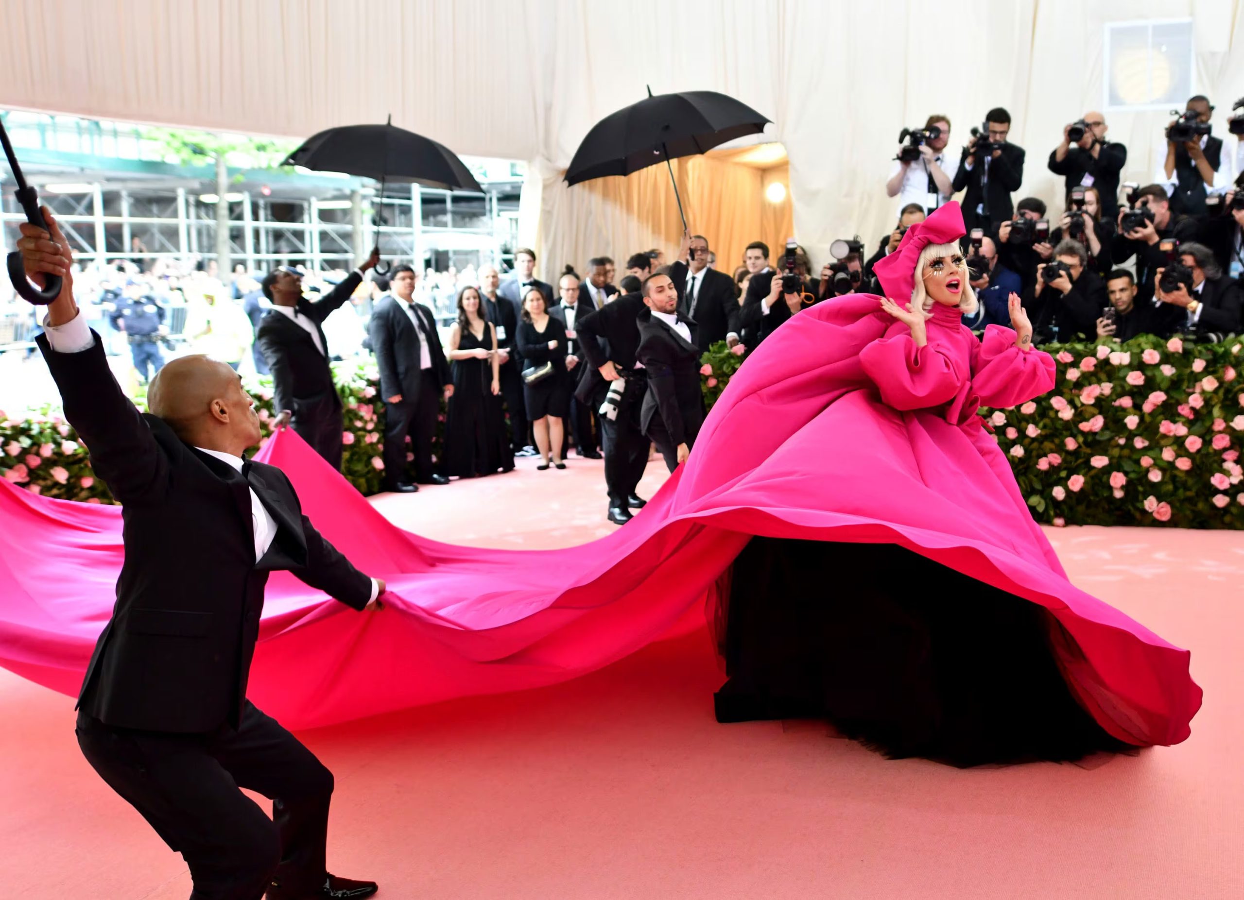 Lady Gaga redefine la extravagancia en la Met Gala con un vestido fucsia voluminoso y una entrada teatral (Foto por Charles Sykes/Invision/AP, Archivo)