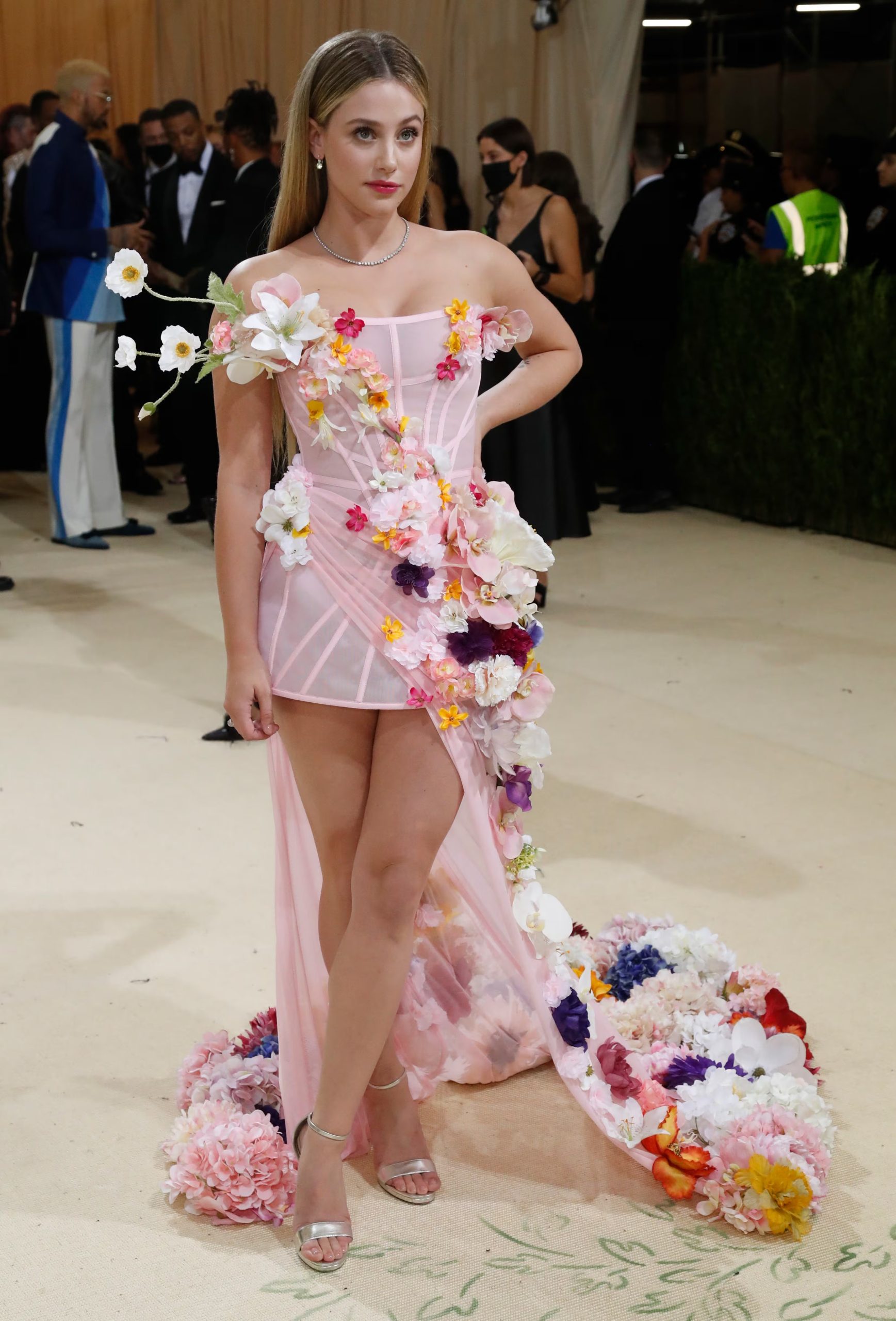 Lili Reinhart deslumbra con un vestido rosa pálido cubierto de flores tridimensionales en tonos vibrantes (REUTERS/Mario Anzuoni)