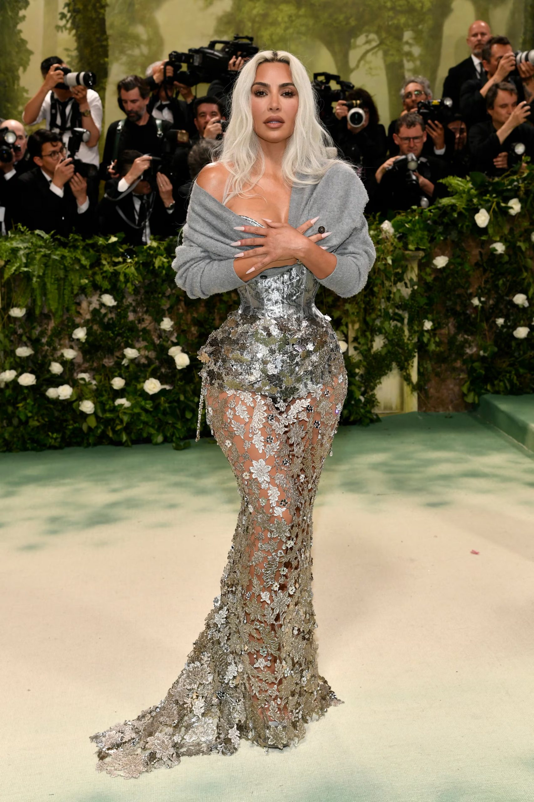 Kim Kardashian convierte las perlas en protagonistas con un vestido beige y múltiples capas de collares (Foto Evan Agostini/Invision/AP)
