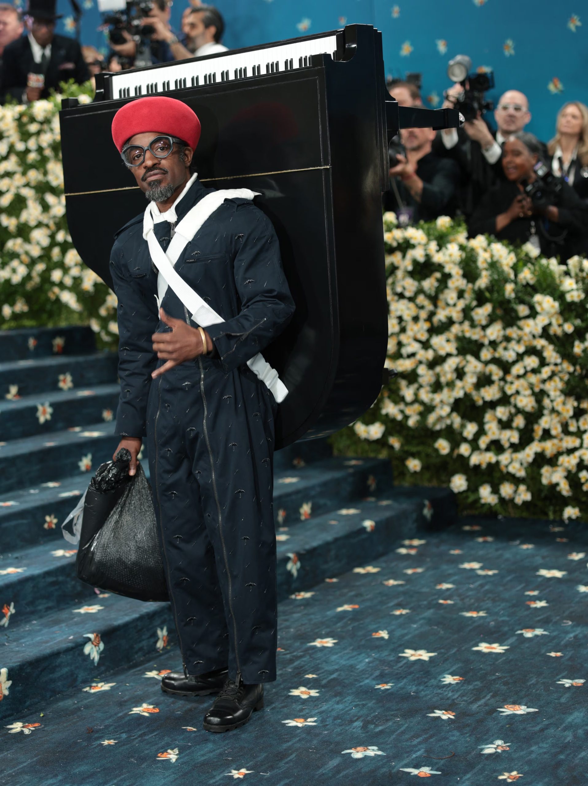 André 3000 cautiva con su overol azul marino y un piano portátil como accesorio central (REUTERS/Mario Anzuoni)