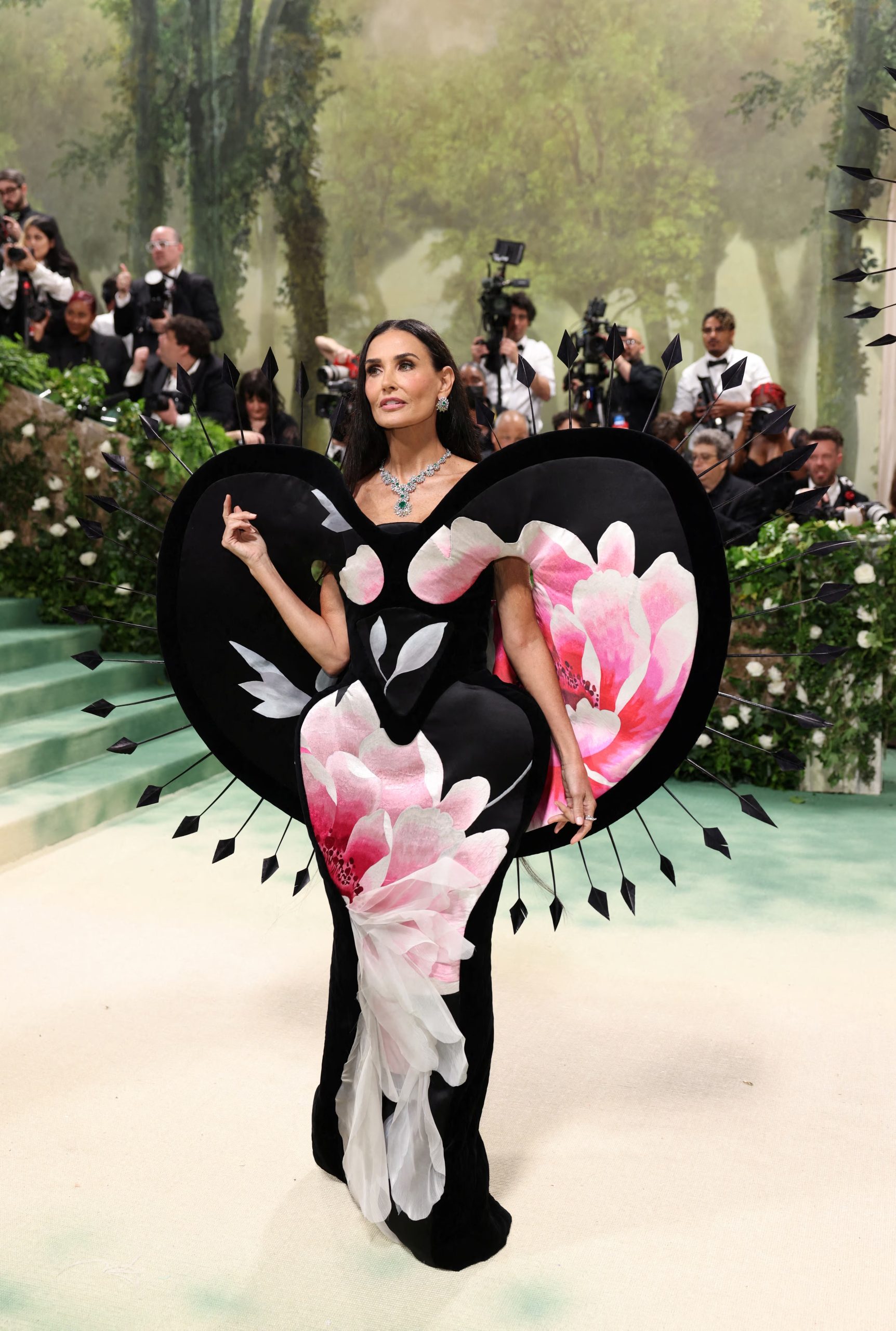 Demi Moore destaca con un vestido negro decorado con flores gigantes y estructuras rígidas (REUTERS/Andrew Kelly/File Photo)