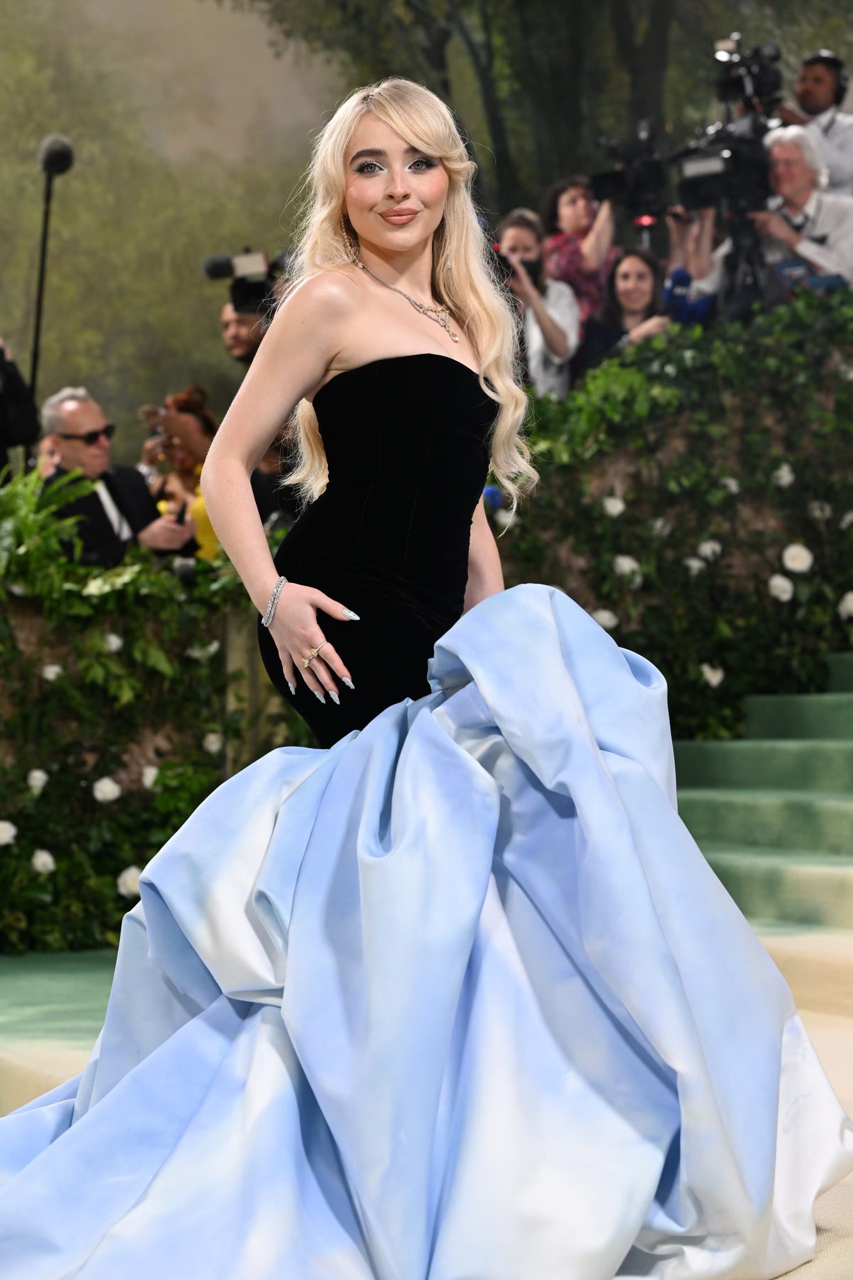 Sabrina Carpenter fusiona un corsé negro con una falda azul cielo de volantes voluminosos (Nina Westervelt/The New York Times)