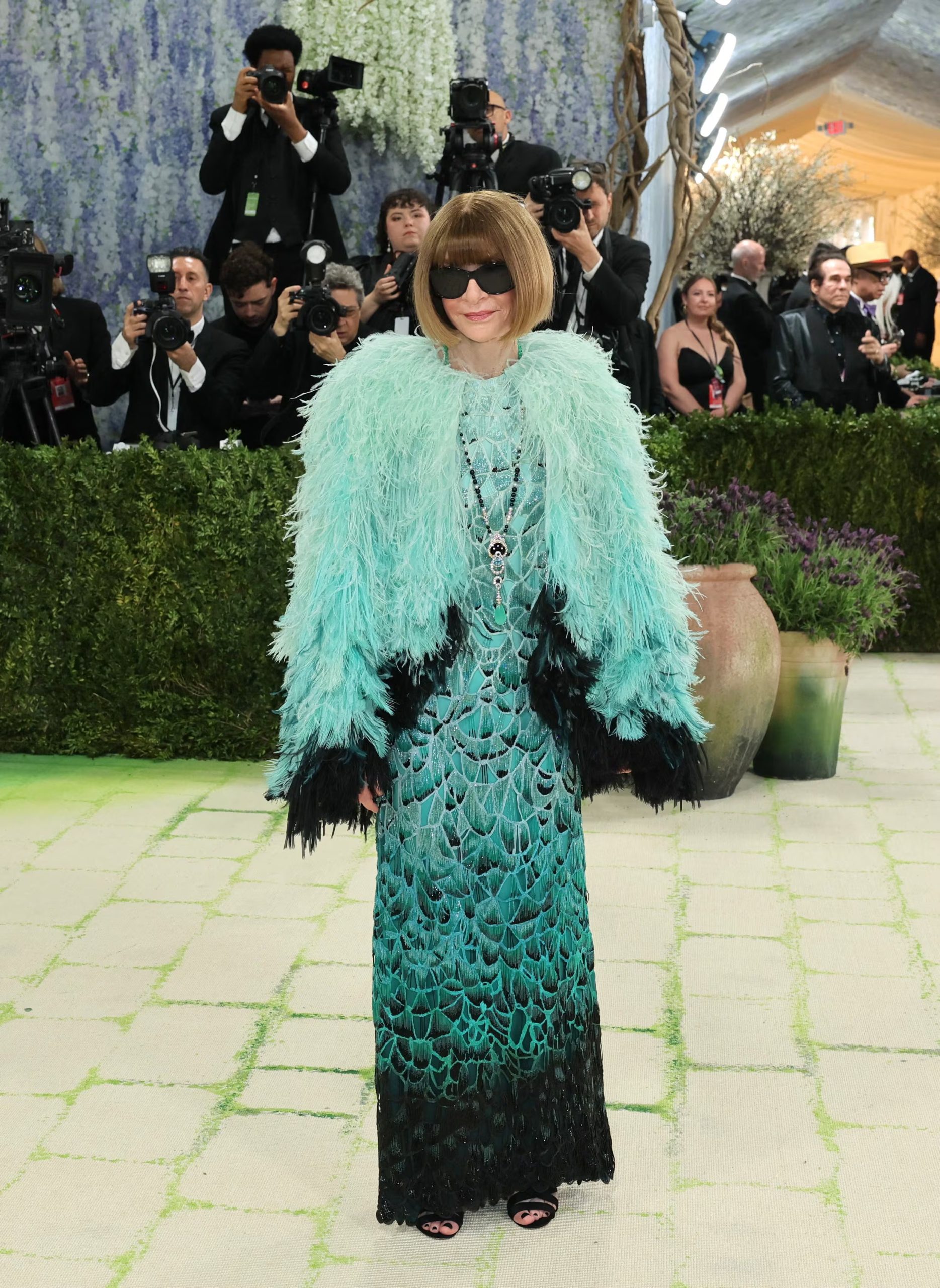 La editora posó con un diseño texturizado en tonos verdosos y accesorios largos en la alfombra del evento