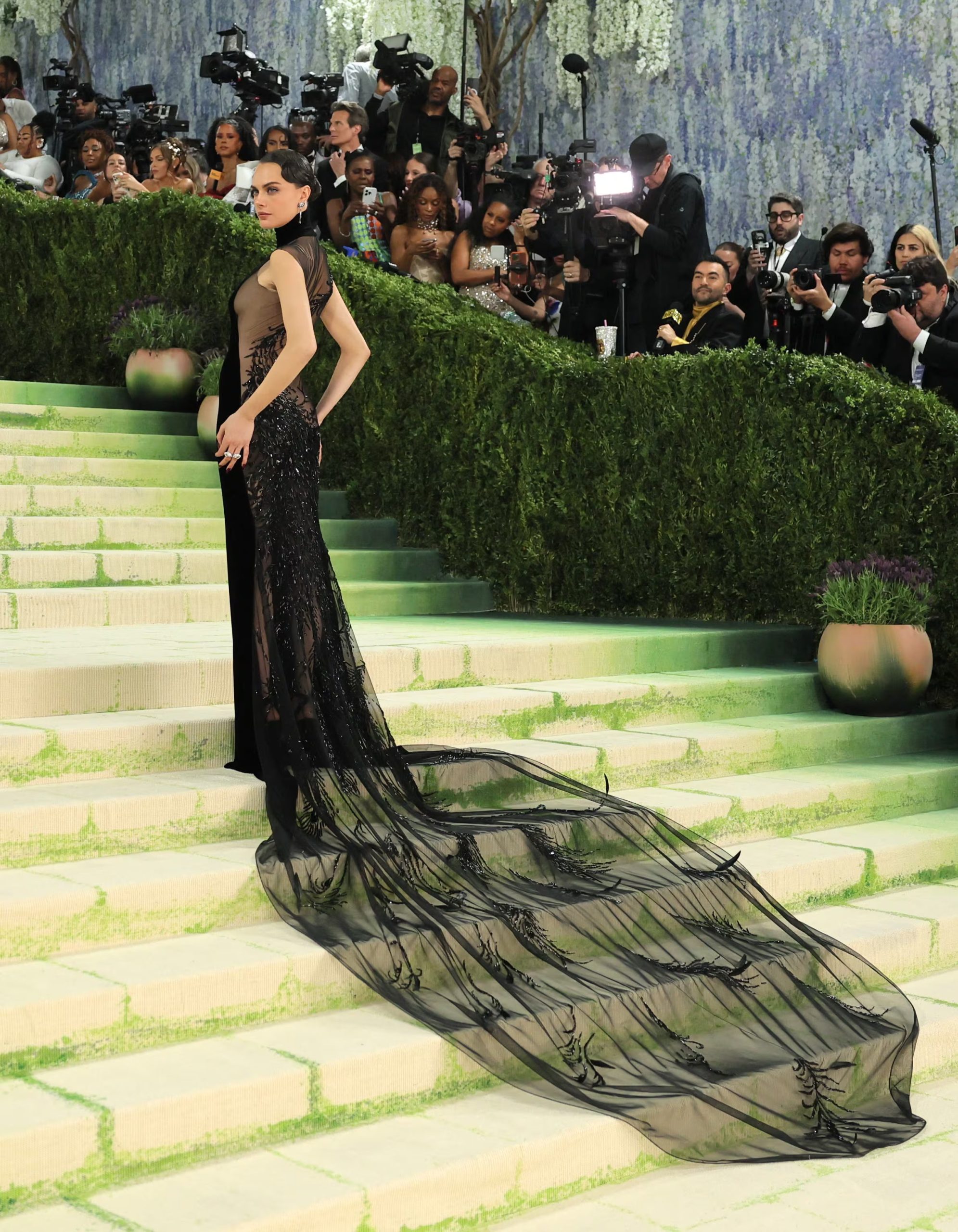 Cara Delevigne asistió con un vestido de gasa translúcida, bordados en forma de ramas y una cola extensa (REUTERS/Daniel Cole)