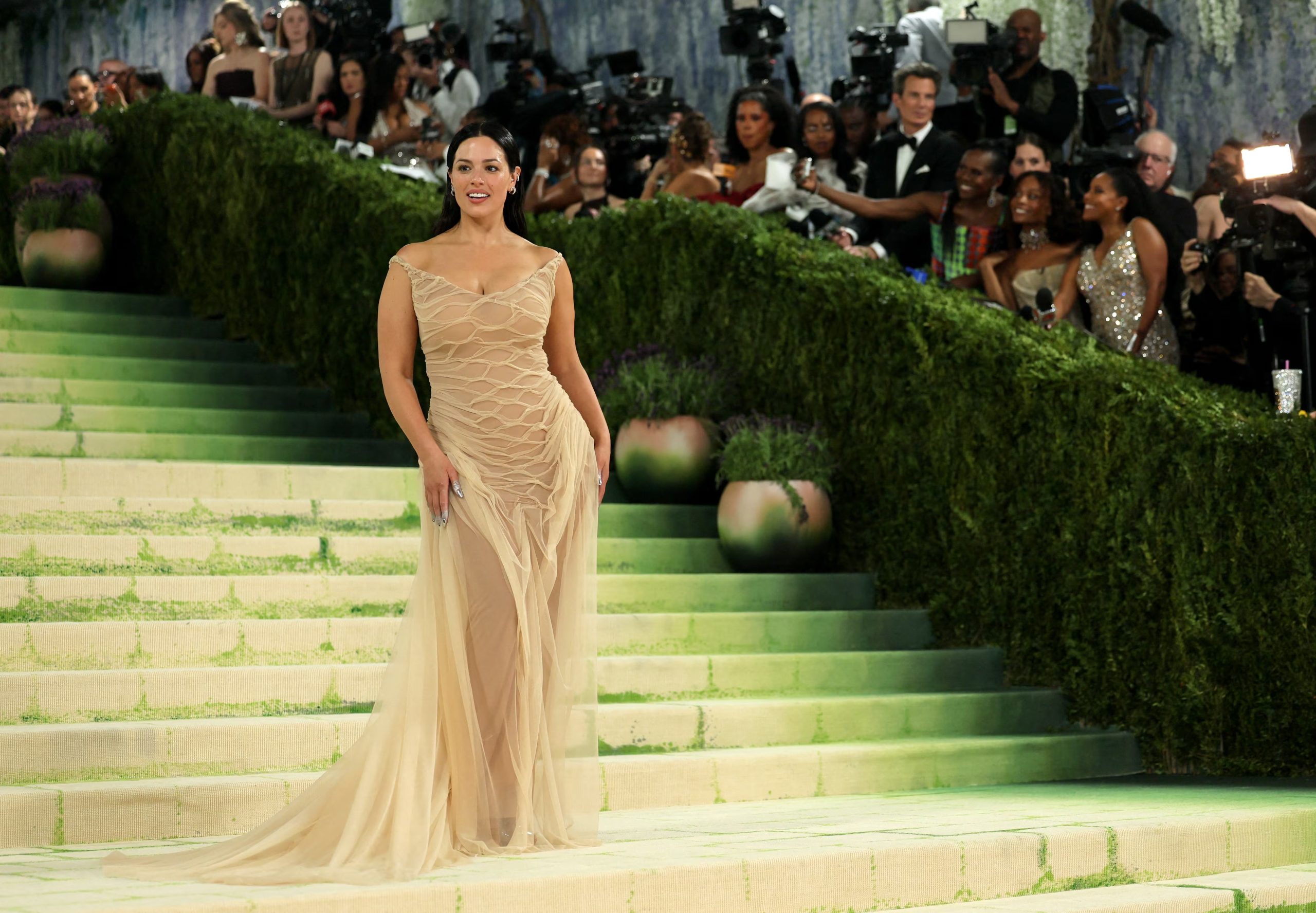Ashley Graham desfiló con un vestido nude con drapeados