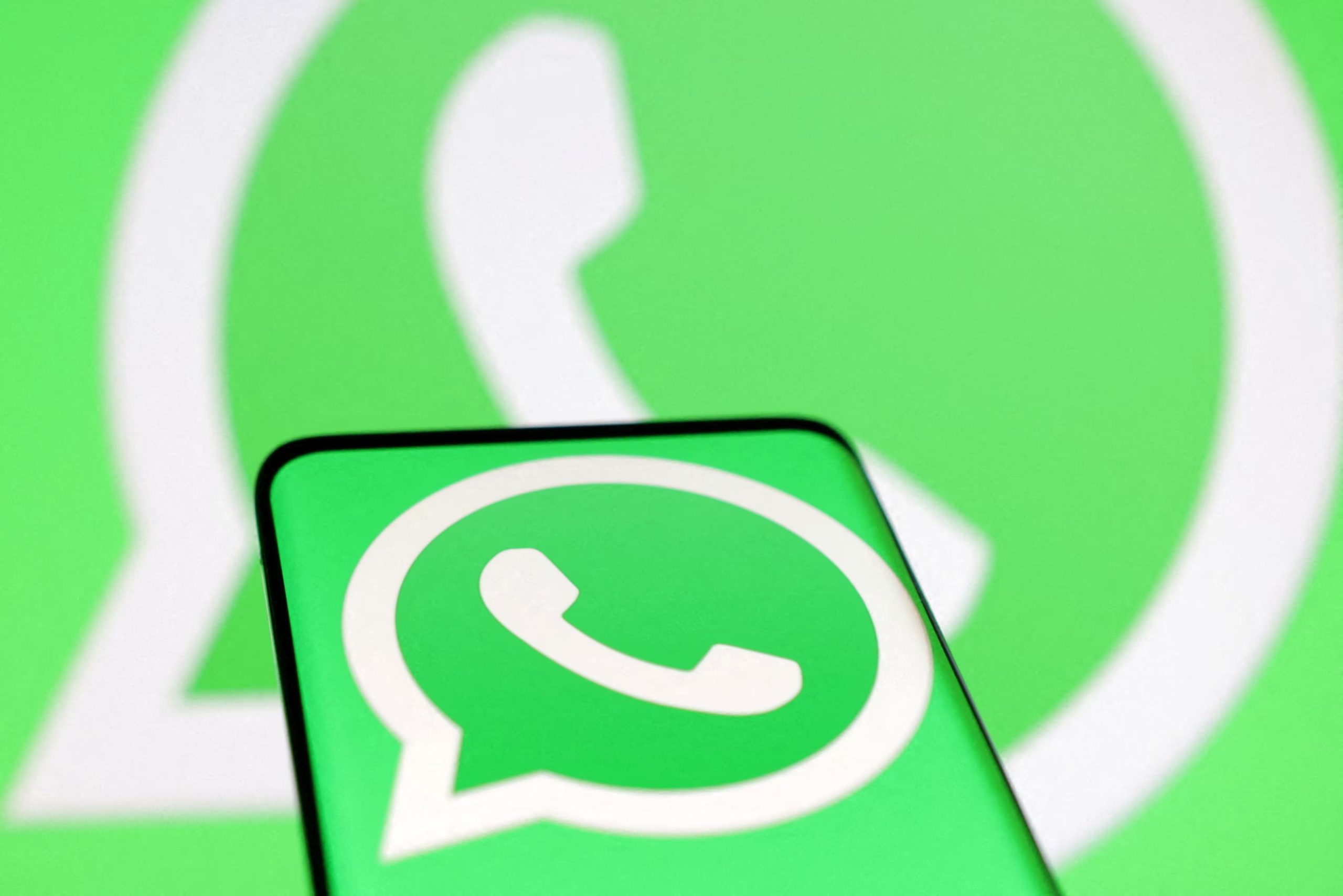 WhatsApp está rediseñando su interfaz para separar claramente chats, grupos y canales, mejorando la organización. REUTERS/Dado Ruvic/Illustration/File Photo