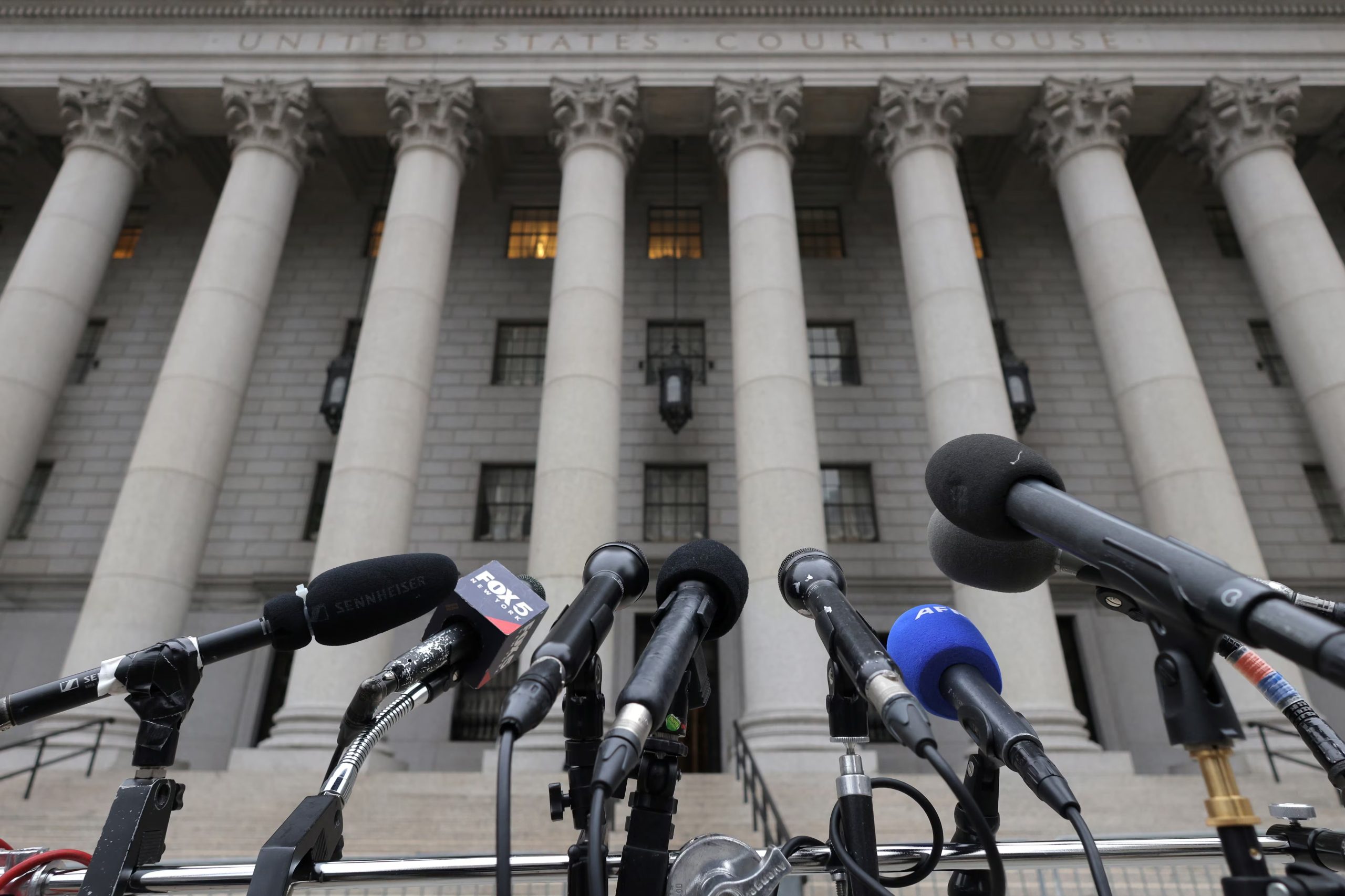FOTO DE ARCHIVO-Los micrófonos de medios de comunicación se ven fuera del Thurgood Marshall United States Courthouse mientras continúan las deliberaciones del jurado durante el juicio de Ghislaine Maxwell, la antigua socia del difunto financiero Jeffrey Epstein, acusada de tráfico sexual en Manhattan, Nueva York, Estados Unidos. 27 de diciembre de 2021. REUTERS/Andrew Kelly