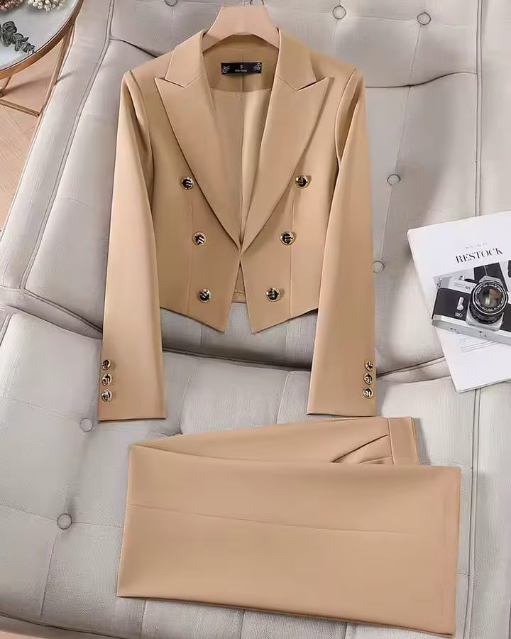 Un conjunto de ropa femenina, similar a los ofertados por la cuenta
