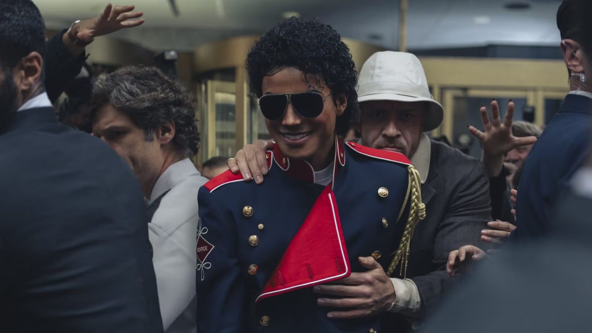 Un actor que interpreta a Michael Jackson es aclamado por la multitud, reflejando el fenómeno cultural de la película que ha roto récords en Perú al superar el millón de espectadores.