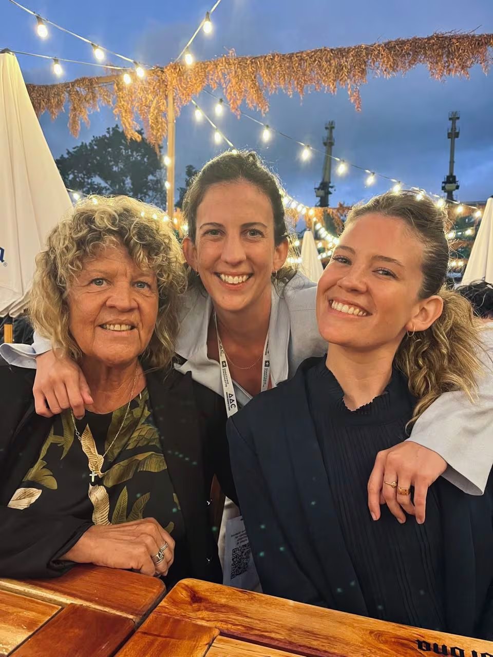Junto a su madre Laura y su hermana Meli, Mikele vivió de cerca el deseo de superación de su padre. Ese vínculo afectivo es el cimiento de Vesicly.