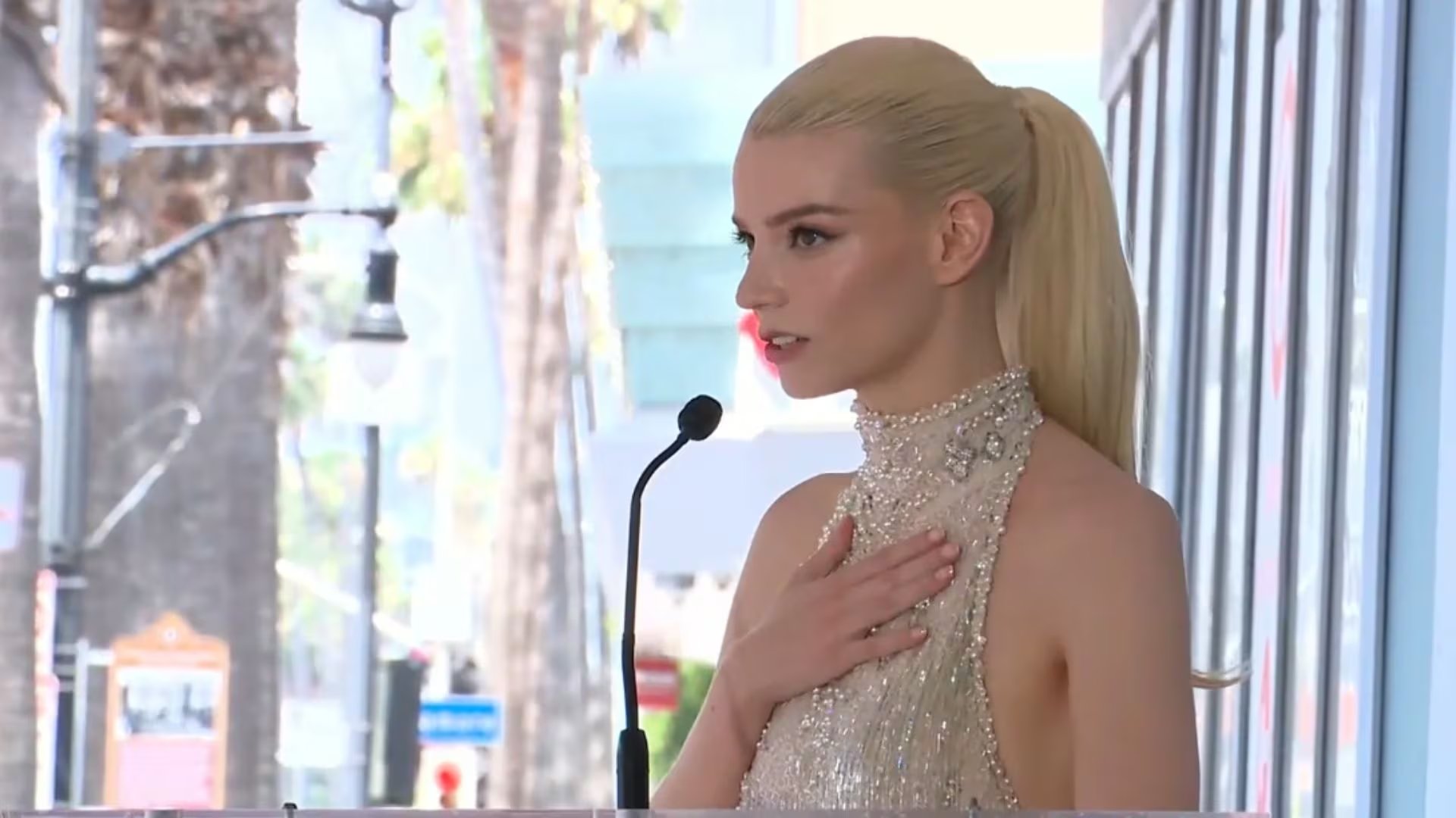 Anya Taylor-Joy definió a Miley como una artista que nunca tuvo miedo de reinventarse. (Captura: YouTube)