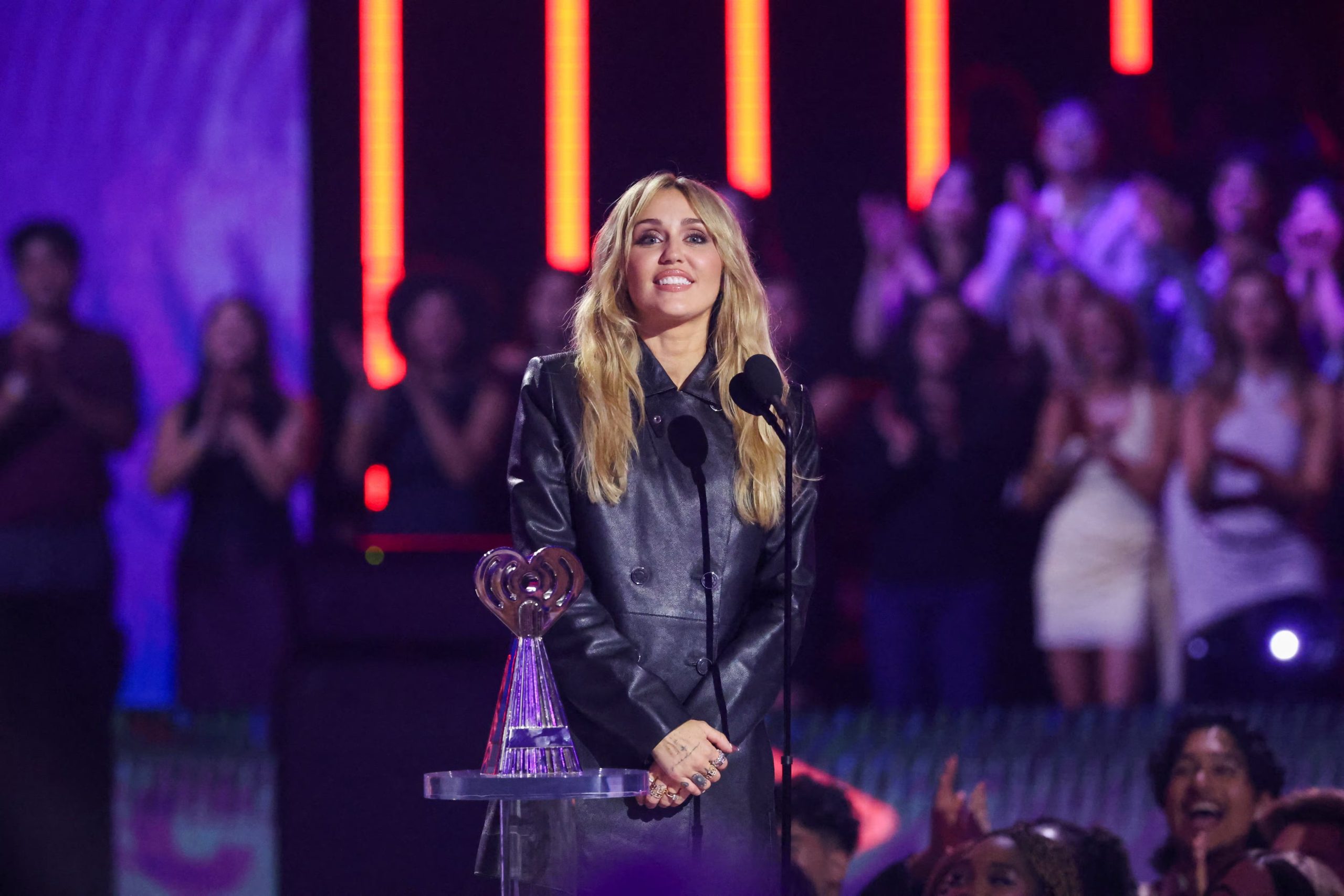 La trayectoria de Miley Cyrus incluye éxitos como Wrecking Ball y Flowers, canciones que marcaron distintas etapas de su evolución artística (REUTERS/Mario Anzuoni)
