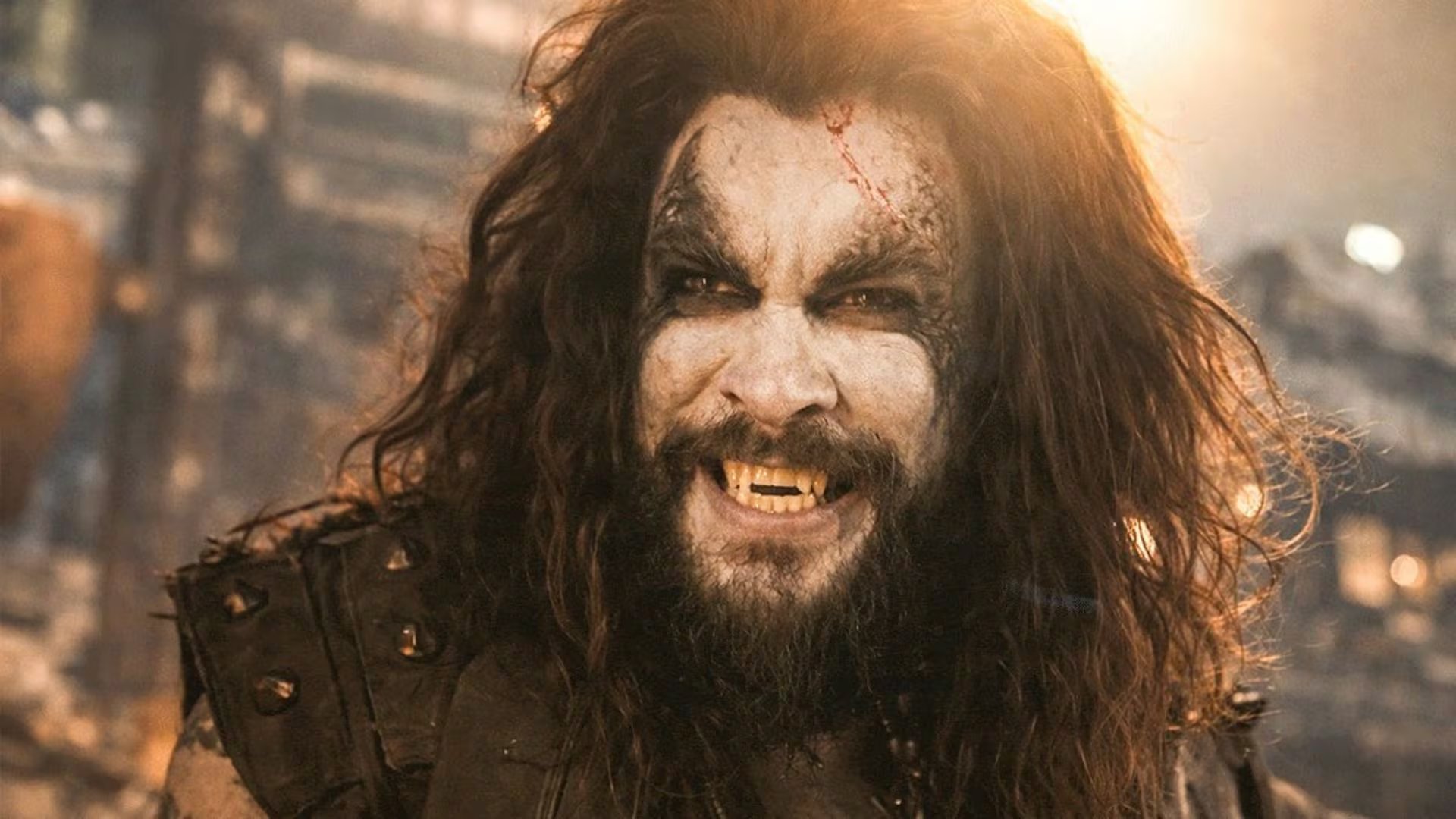 La transformación de Jason Momoa en Lobo incluyó el uso de prótesis, lentes y maquillaje, alterando completamente su apariencia y movimientos (Créditos: Warner Bros.)
