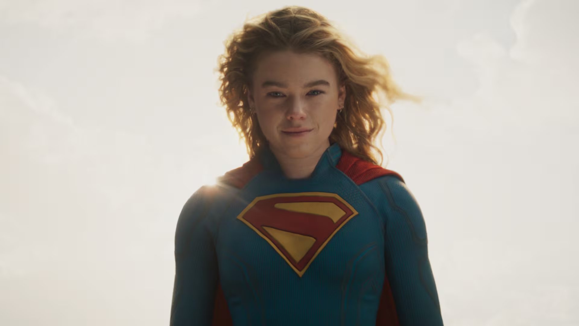 Alcock recordó el impacto emocional de vestir por primera vez el traje de Supergirl, en una experiencia que calificó como muy significativa para el equipo (Warner Bros.)