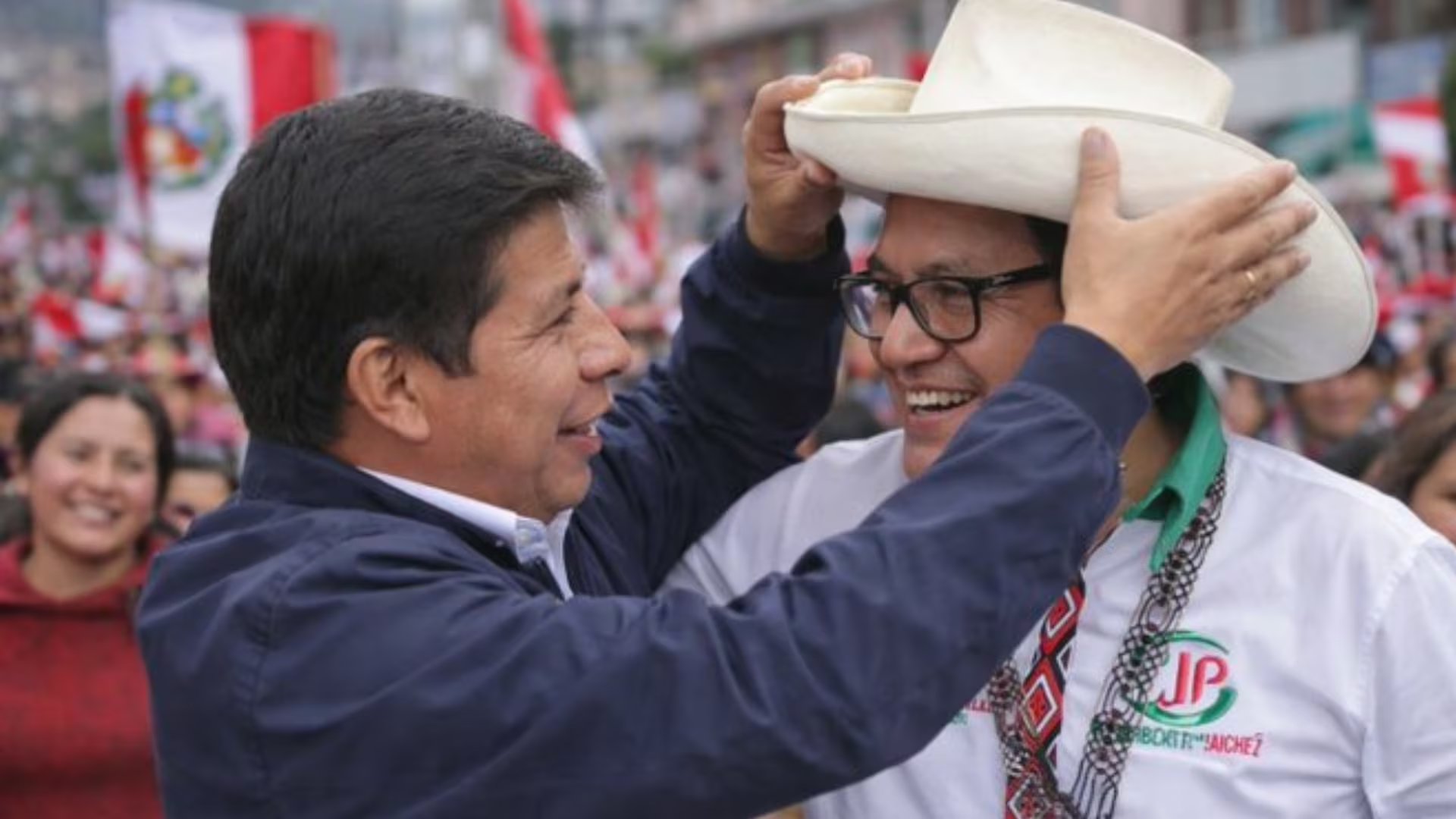 Pedro Castillo respalda a Roberto Sánchez y revela entrega de su sombrero